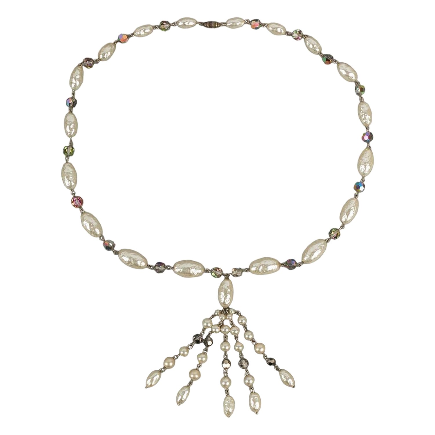Collar de metal plateado con perlas nacaradas