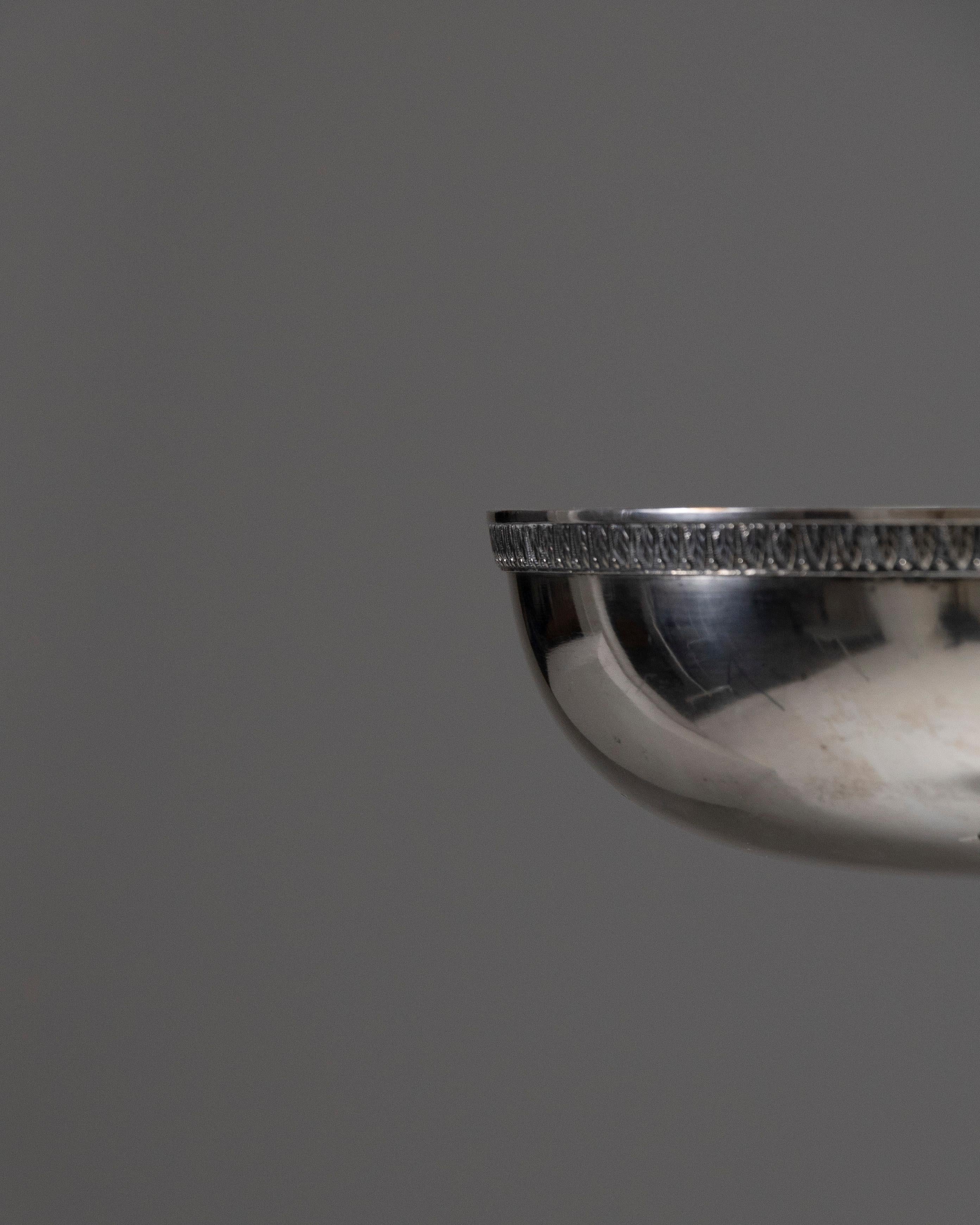 Versilberte Metall-Sockelschale (Postmoderne) im Angebot