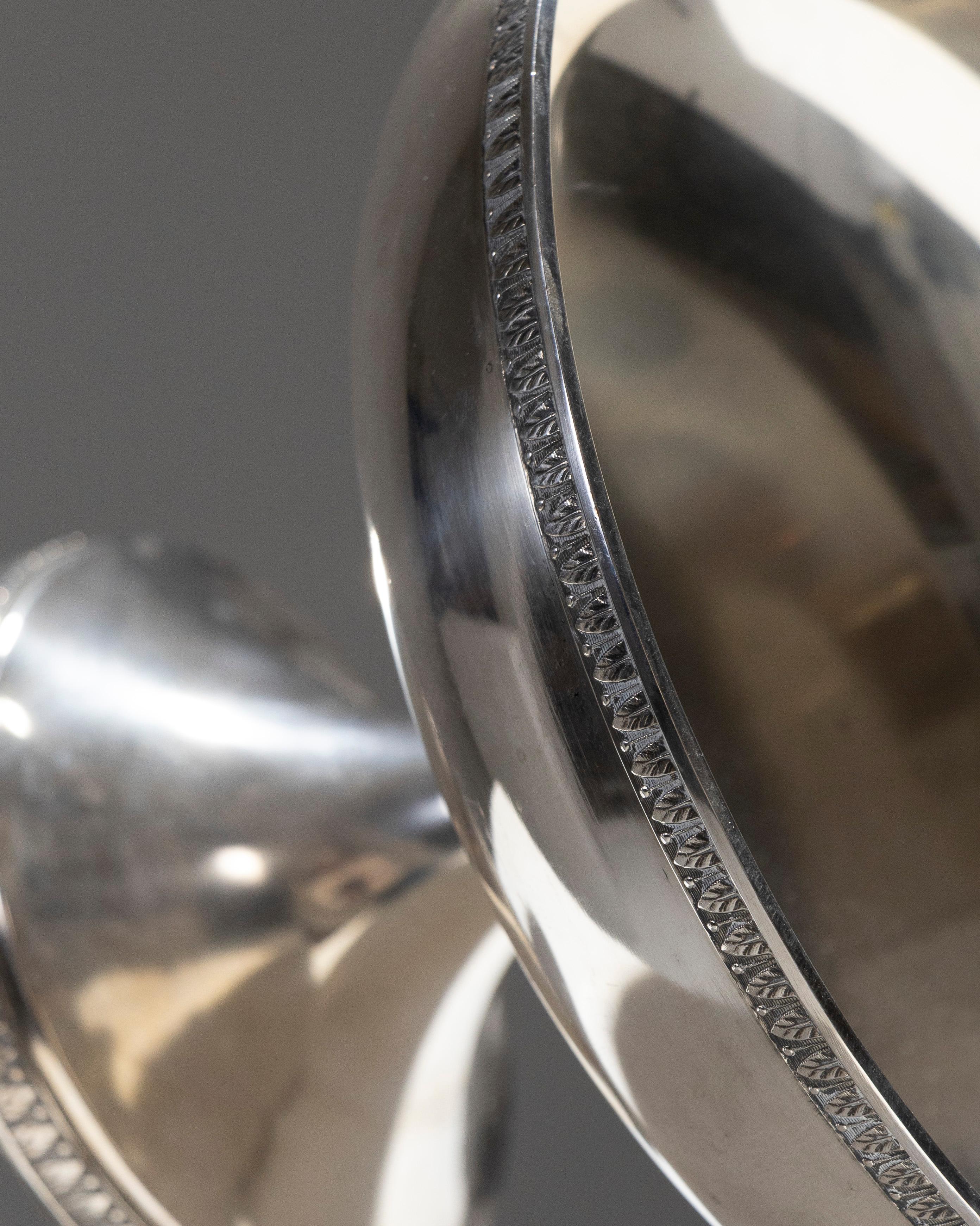 Versilberte Metall-Sockelschale im Angebot 1