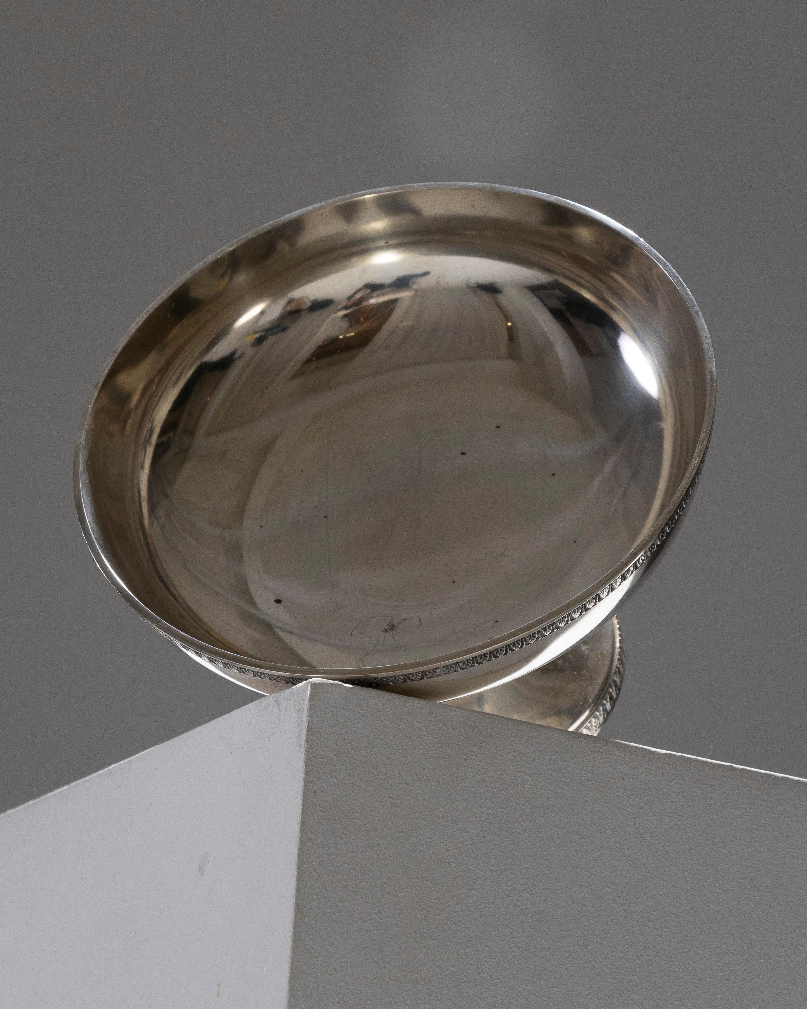 Versilberte Metall-Sockelschale im Angebot 2
