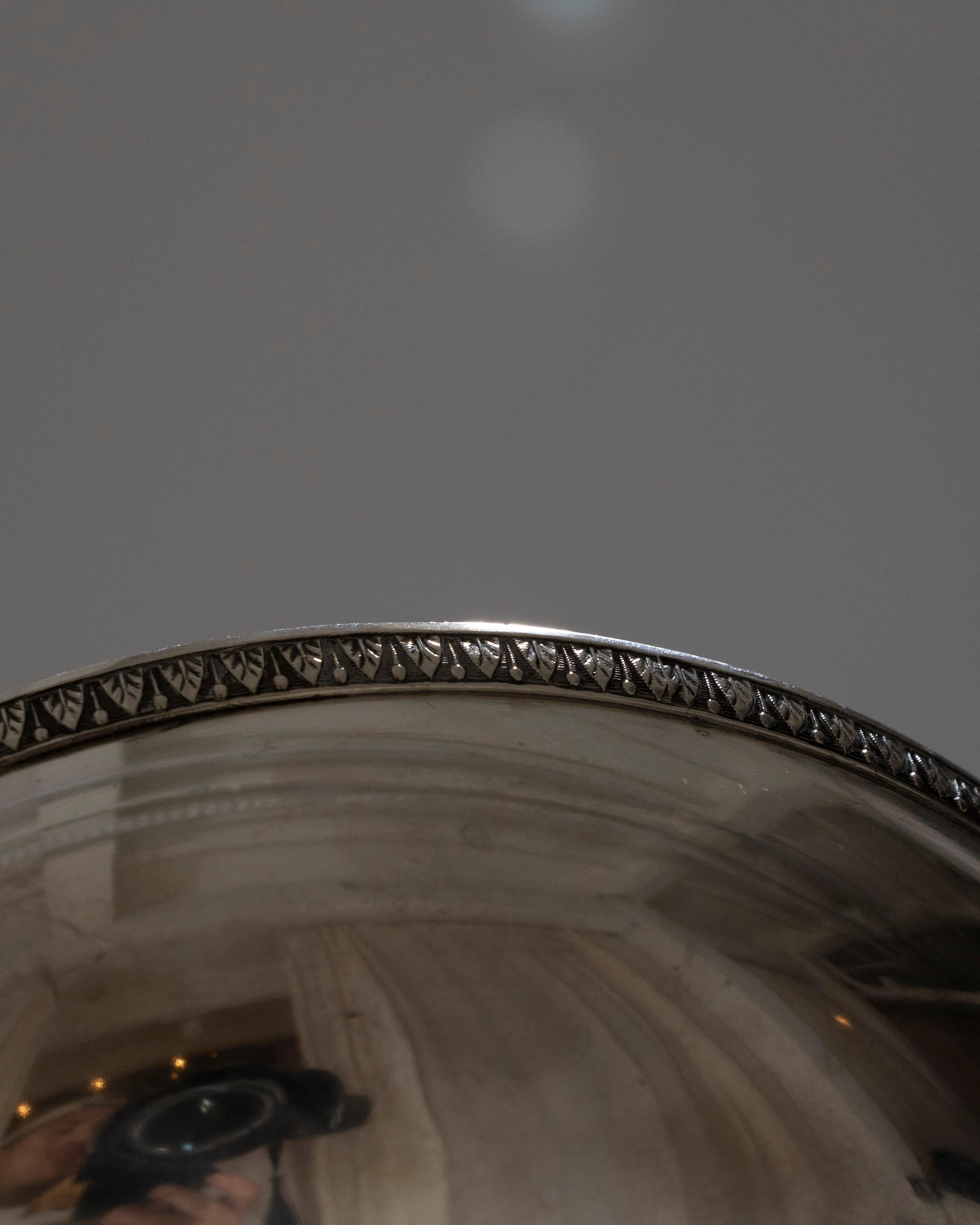 Versilberte Metall-Sockelschale im Angebot 3