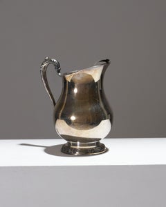 Jarra de metal plateado, década de 1880