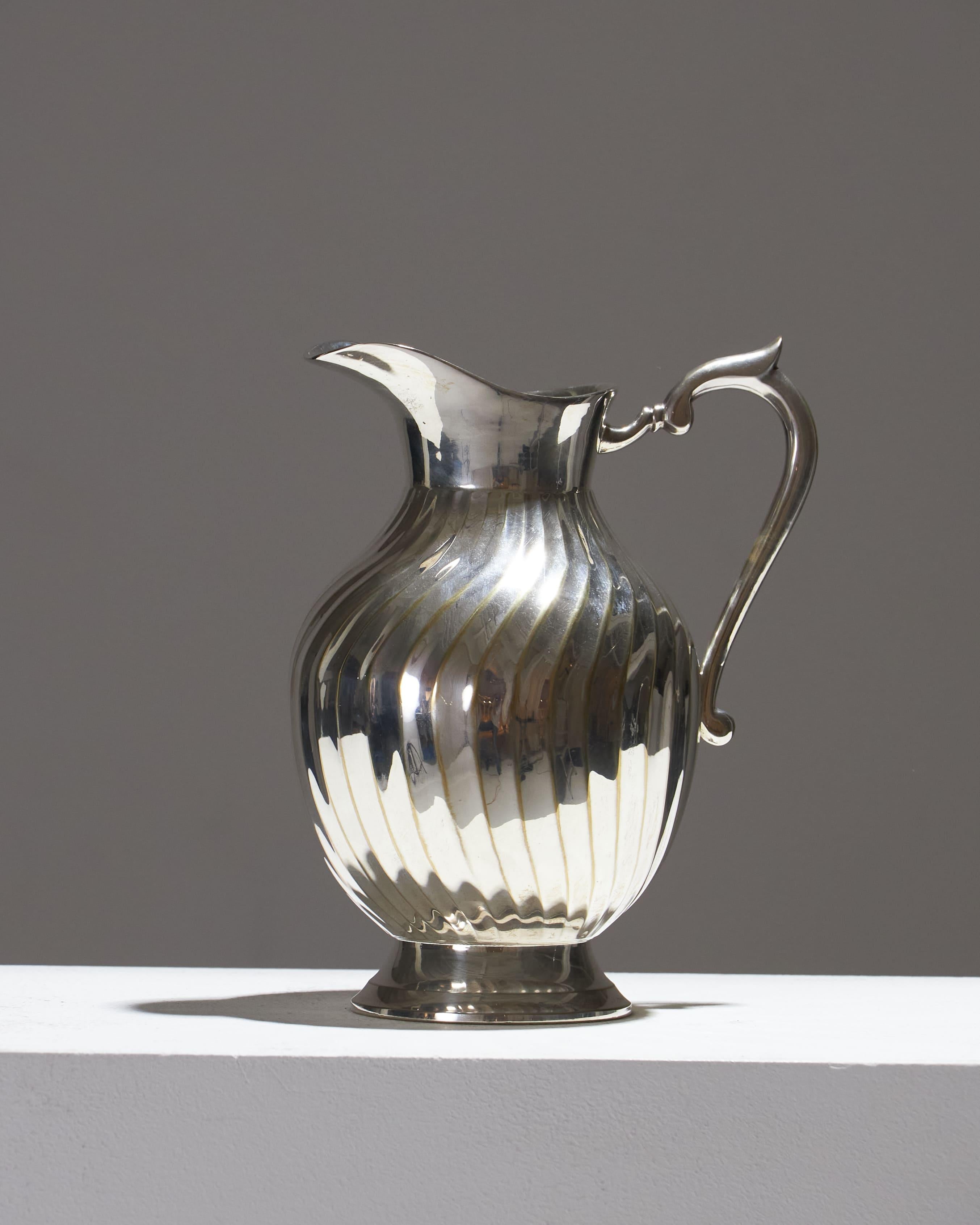 Silver-plated metal pitcher For Sale 5