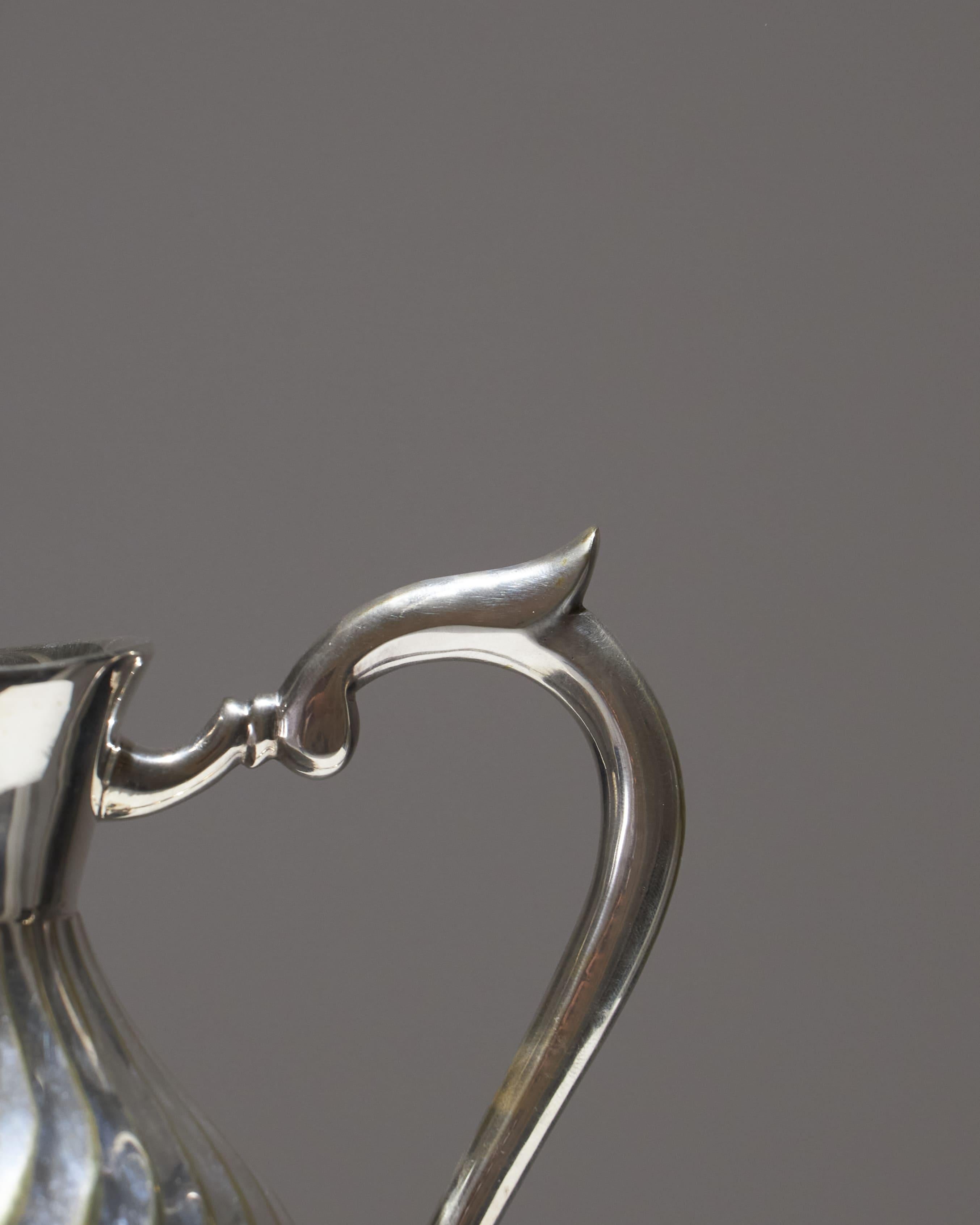 Silver-plated metal pitcher In Good Condition For Sale In PARIS, FR