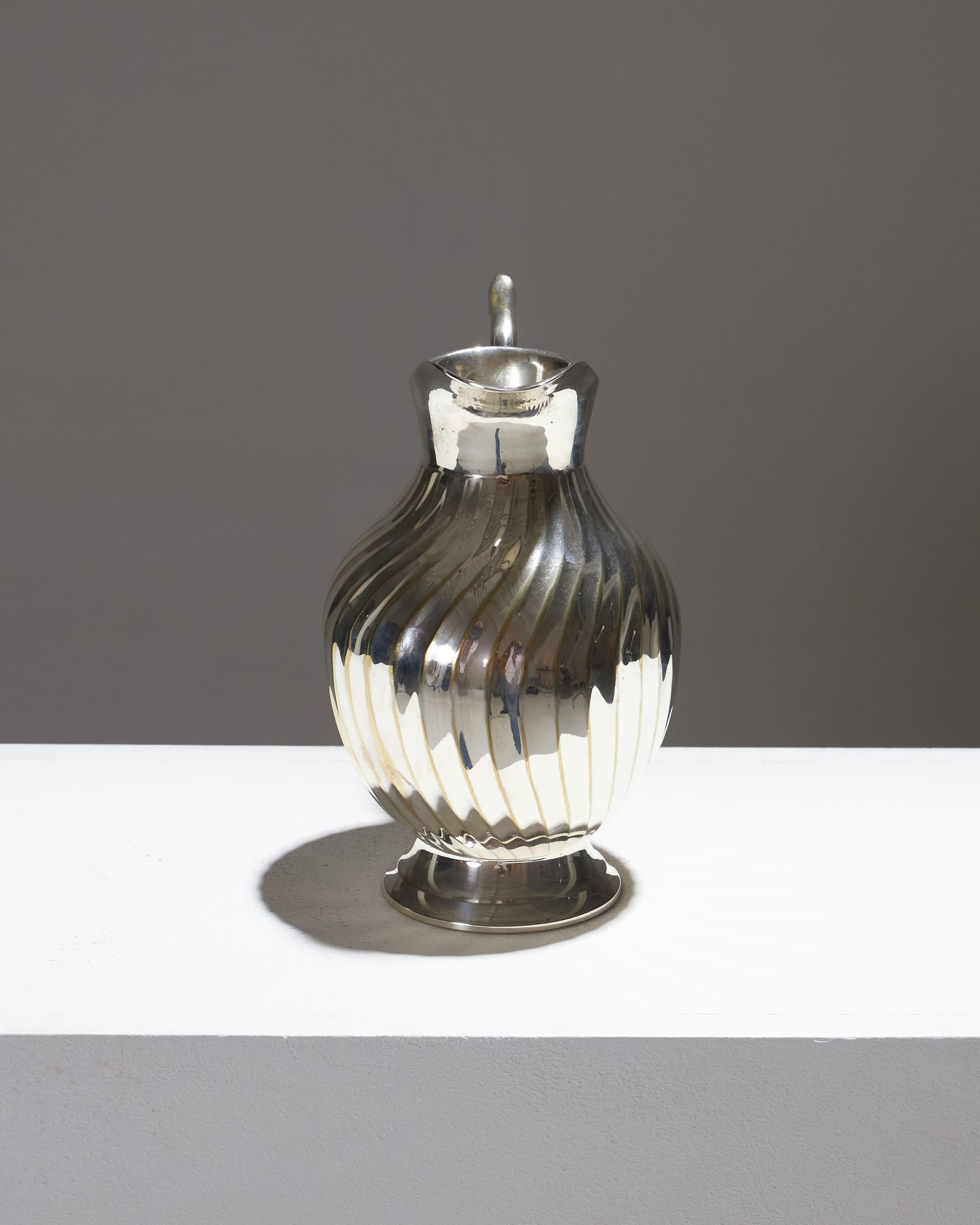 Silver-plated metal pitcher For Sale 4