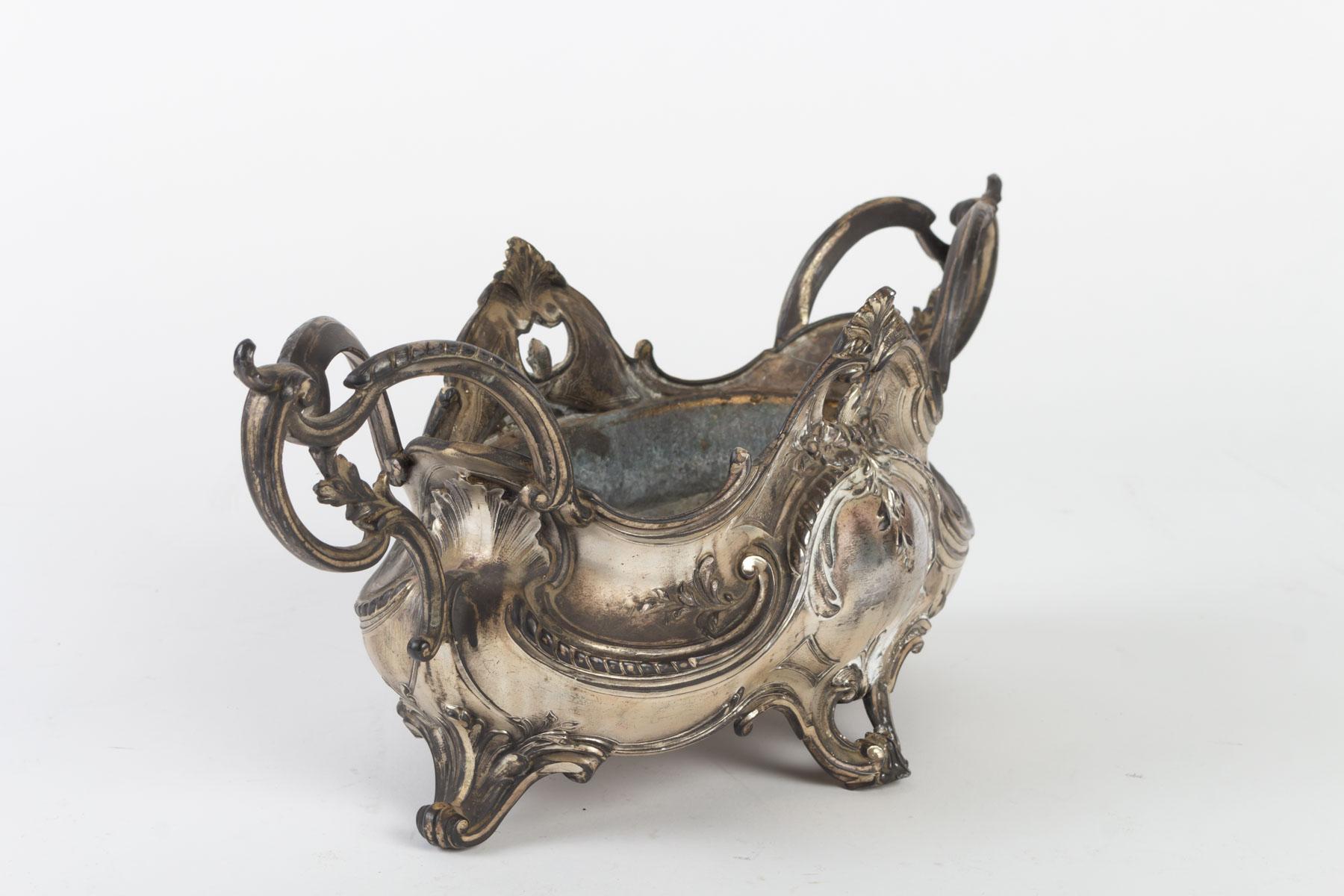 Versilberter Pflanzkübel aus Metall im Louis-XV-Stil, Anfang 20.

Maße: H 14 cm, L 37 cm, D 12 cm.
 