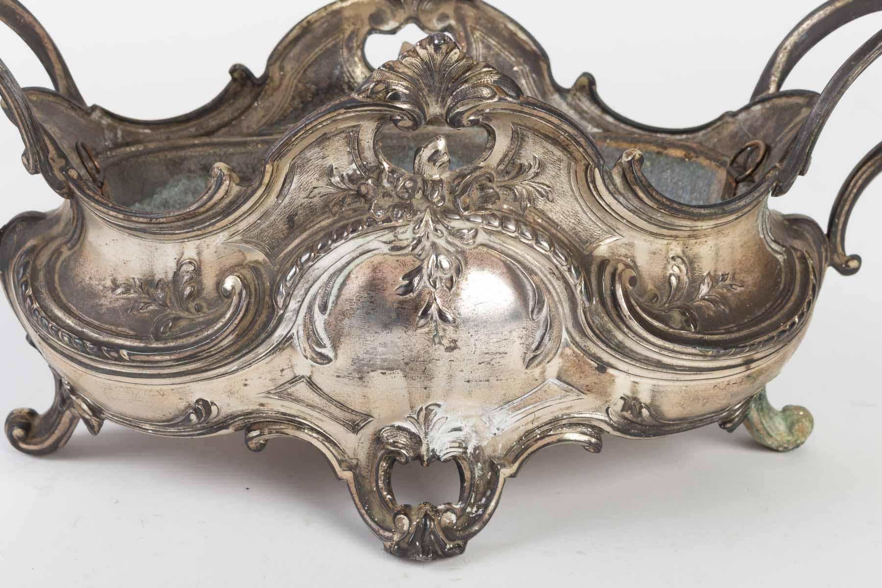 Versilbertes Pflanzgefäß aus Metall im Louis-XV-Stil im Angebot 1