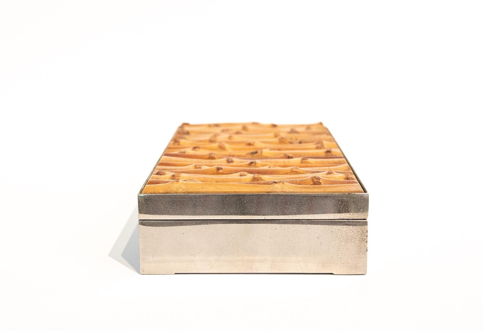 Versilberte Schachtel aus der Mitte des Jahrhunderts mit eingelegtem Bambusdeckel (Versilberung) im Angebot