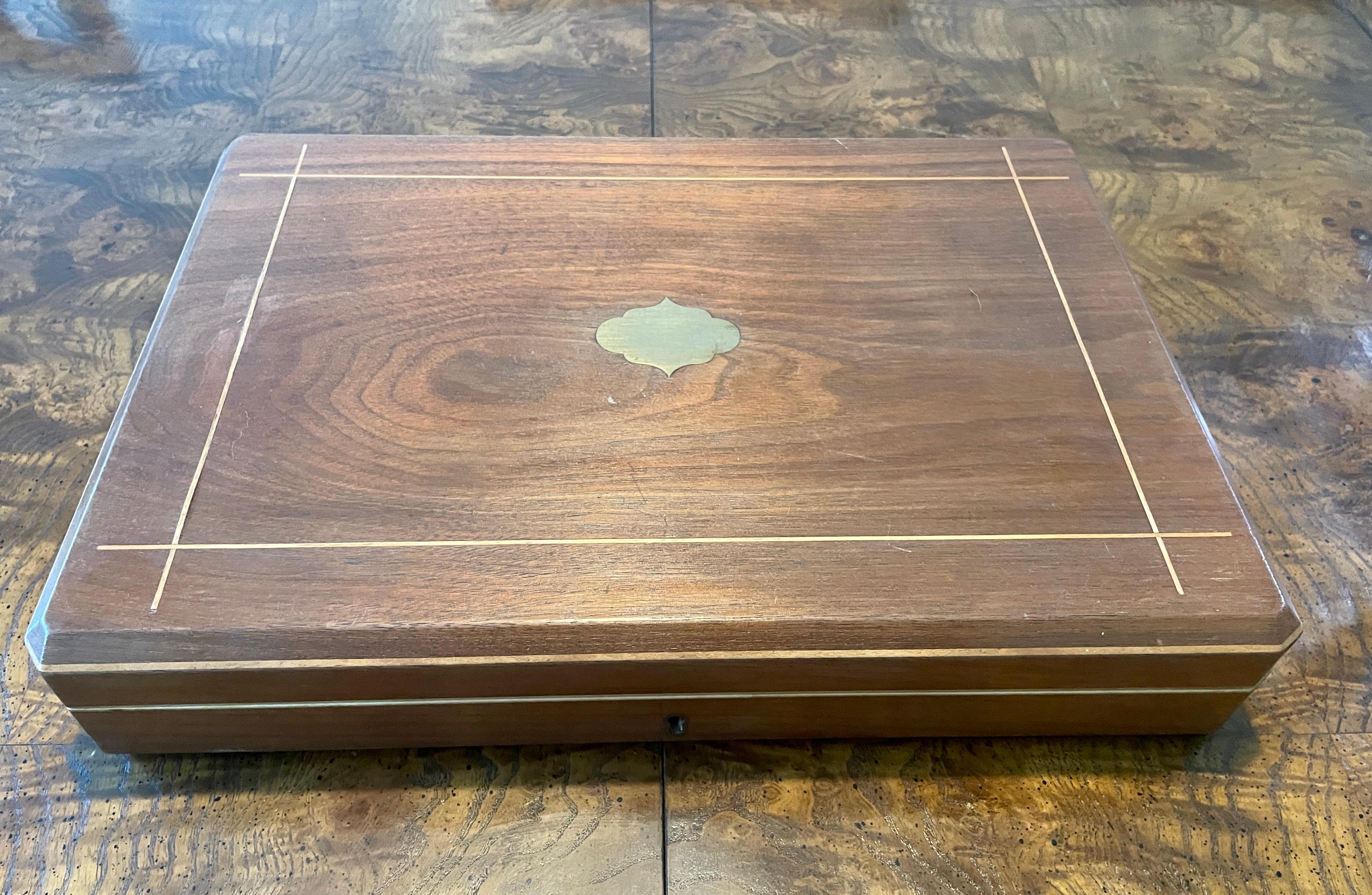 Set inglese di sei forchette e coltelli da frutta in argento placcato con manici in madreperla a cresta, in una scatola di legno originale con vassoio estraibile. 

Le misure della scatola sono: 13,75 L X 10 P X 2,25 H.
La forchetta misura 6,5 H. x
