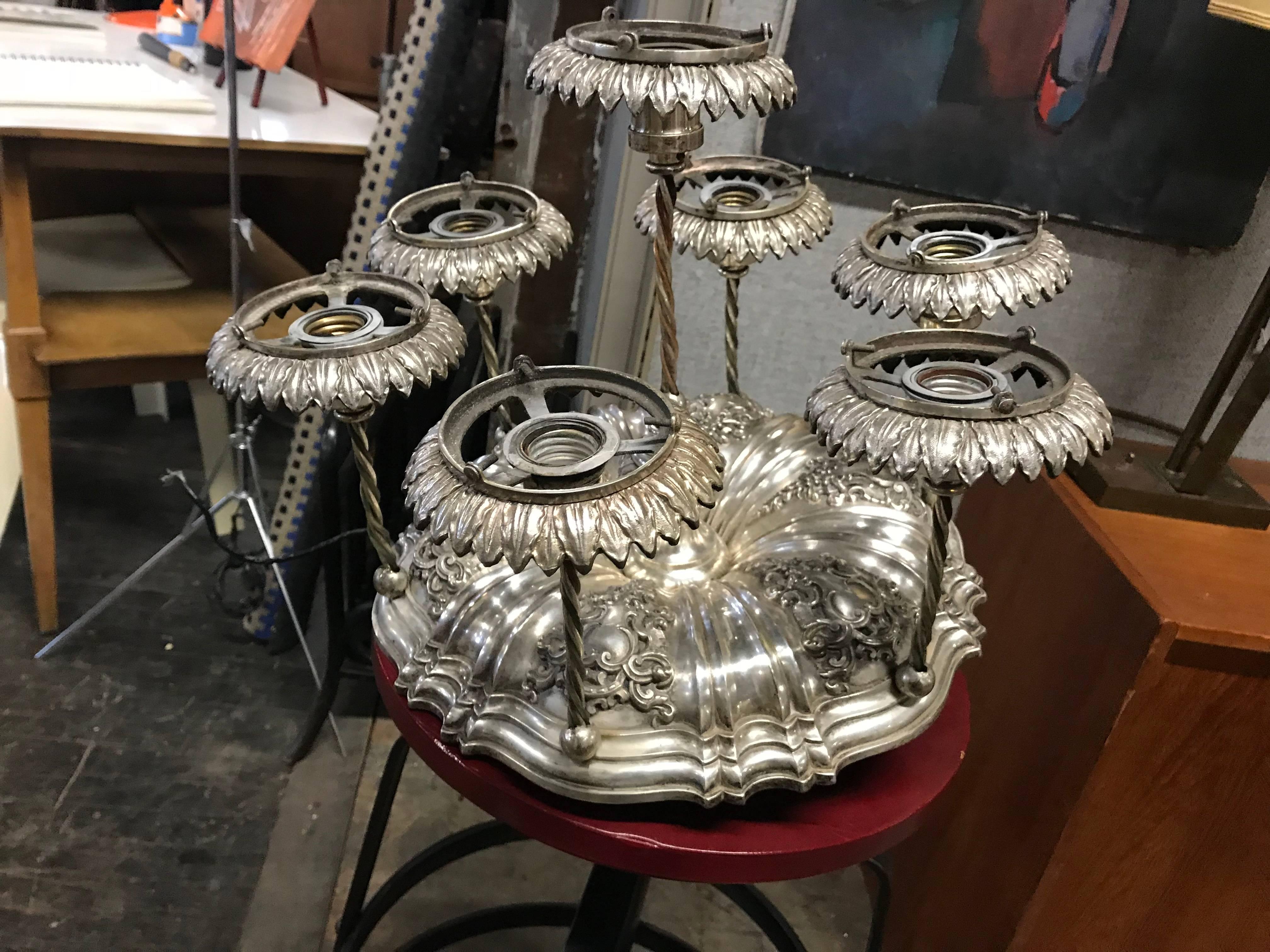 Americano Lampadario a sospensione Caldwell in stile neoclassico placcato argento, anni '20 circa in vendita