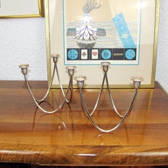 Pareja de candelabros plateados con la marca Calegaro