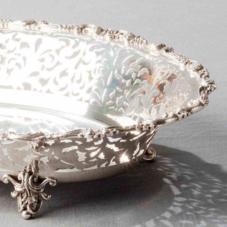 Silver plated pierced centrepiece - Made in Italy -
Completely handmade - pierced by hand with great skill !
Ganci Argenterie - Hallmark 110MI - one of the oldest Italian Silversmith.