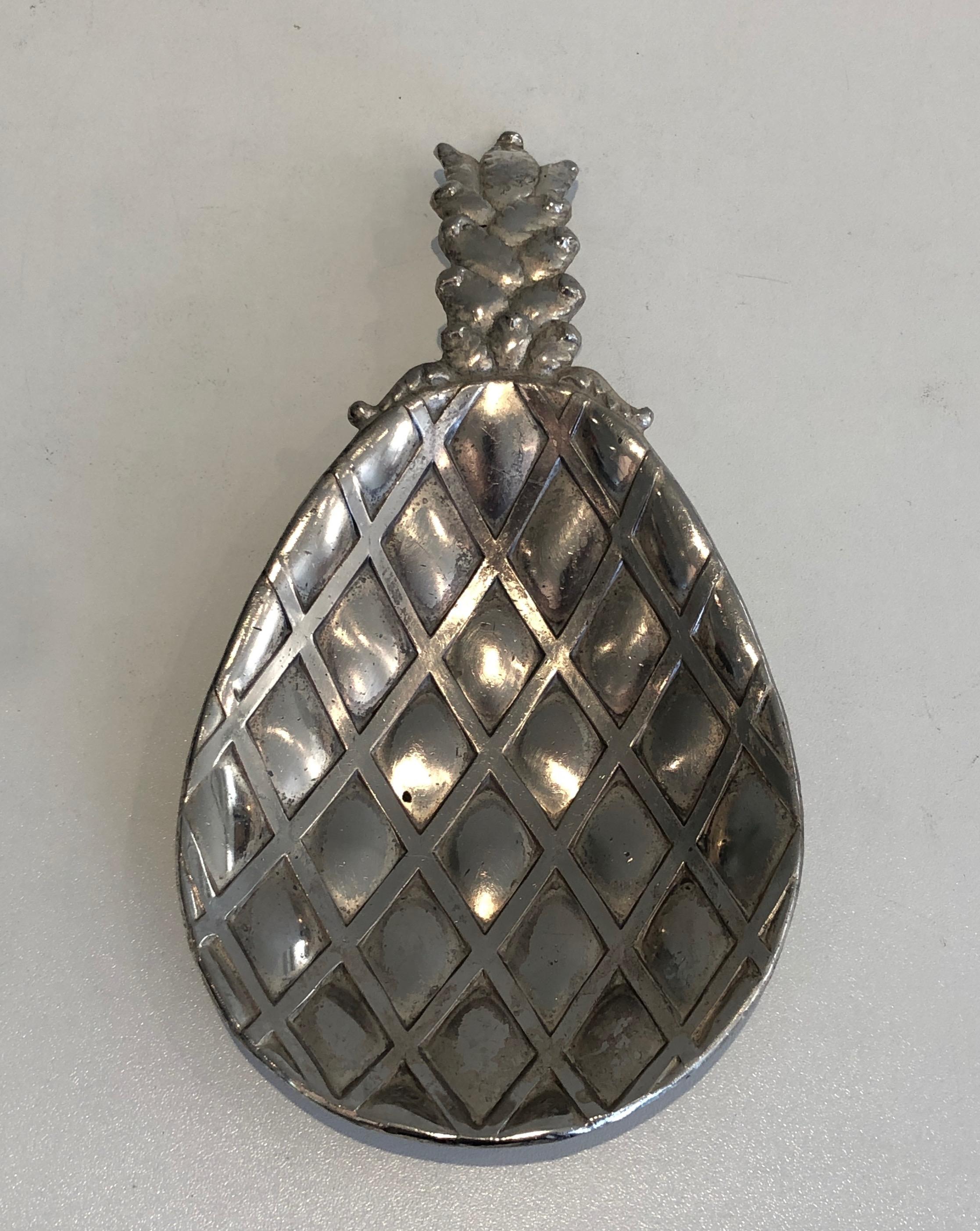 Questo simpatico videopoche placcato in argento ha l'aspetto di un ananas. Questa è un'opera francese. Circa 1970
