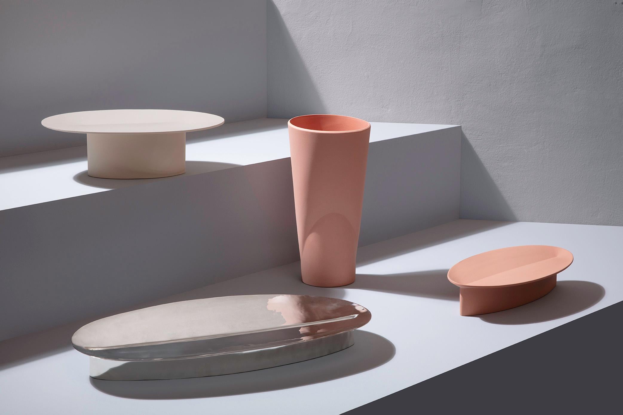 Adspera est un centre de table en métal argenté conçu par Chiara Andreatti pour Paola C. et fait partie de la collection Coquille, une collection composée de porte-gâteaux, de centres de table, de coupes à fruits et de vases, inspirés par des formes