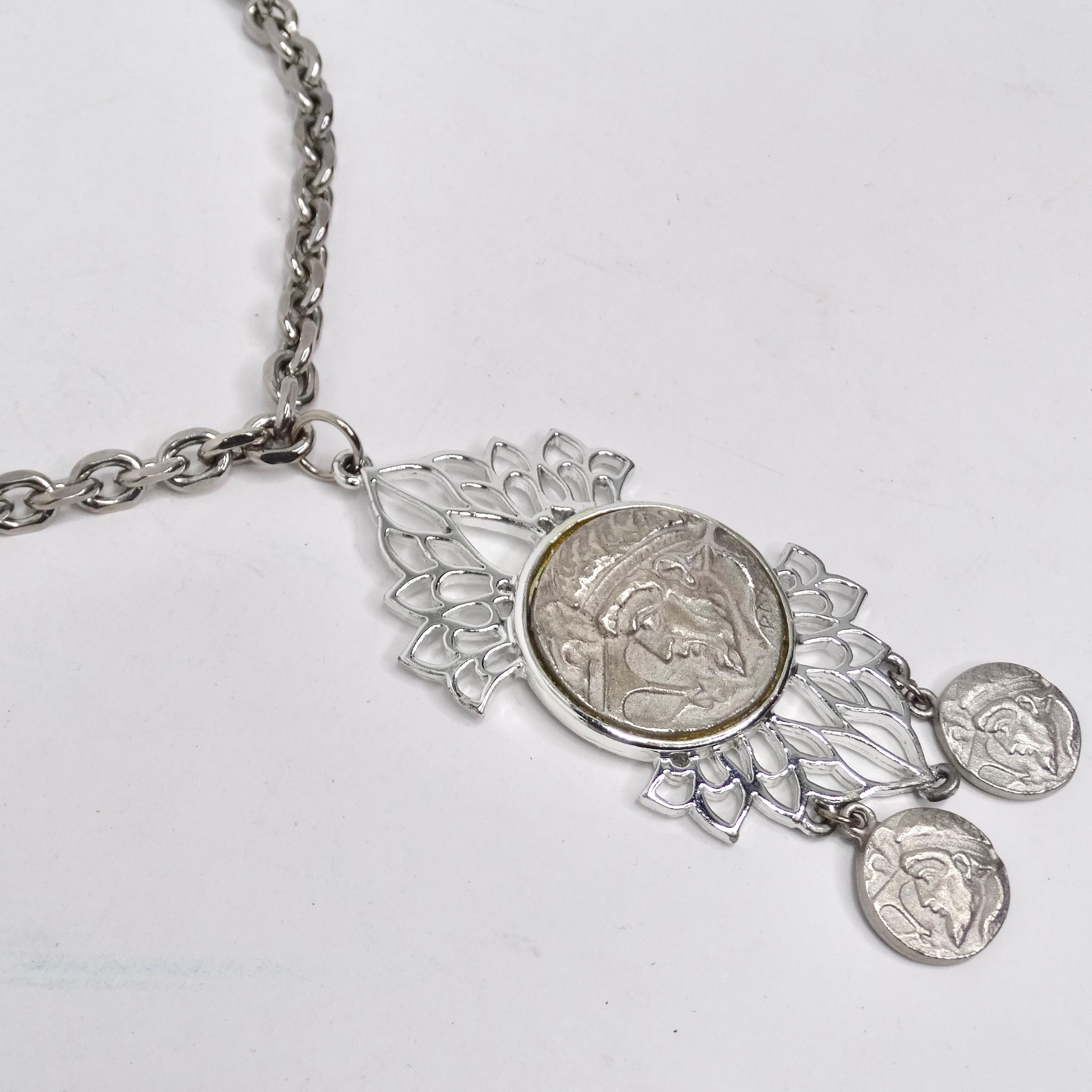 Collier avec médaillon en forme de pièce de monnaie romaine plaquée argent en vente 1