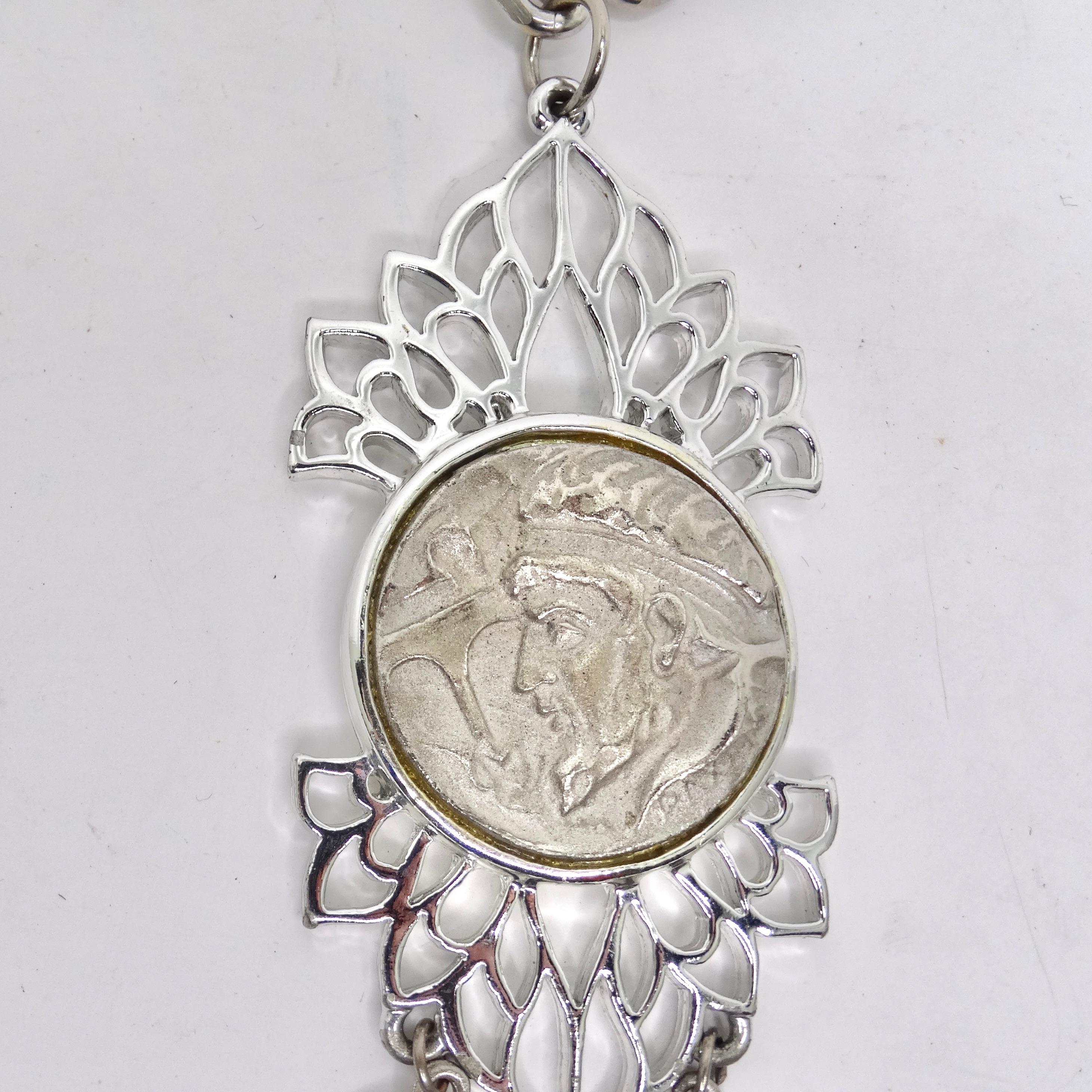 Collier avec médaillon en forme de pièce de monnaie romaine plaquée argent en vente 3