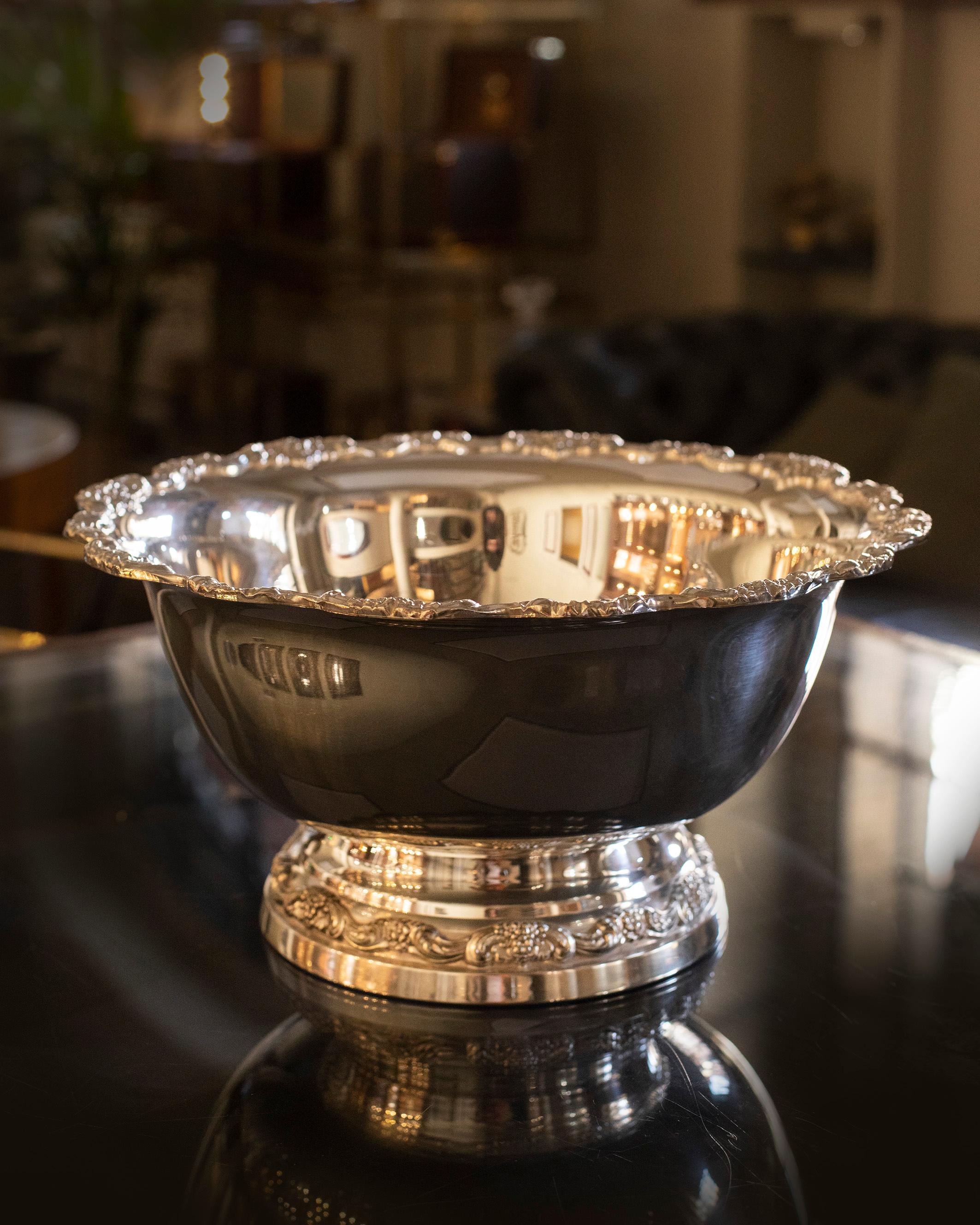 This mid-twentieth century english silver EPCA (electro plated by Poole) champagne bucket feautures a baroque floreal rim and base.

A stylish way to keep your champagne perfectly cool.