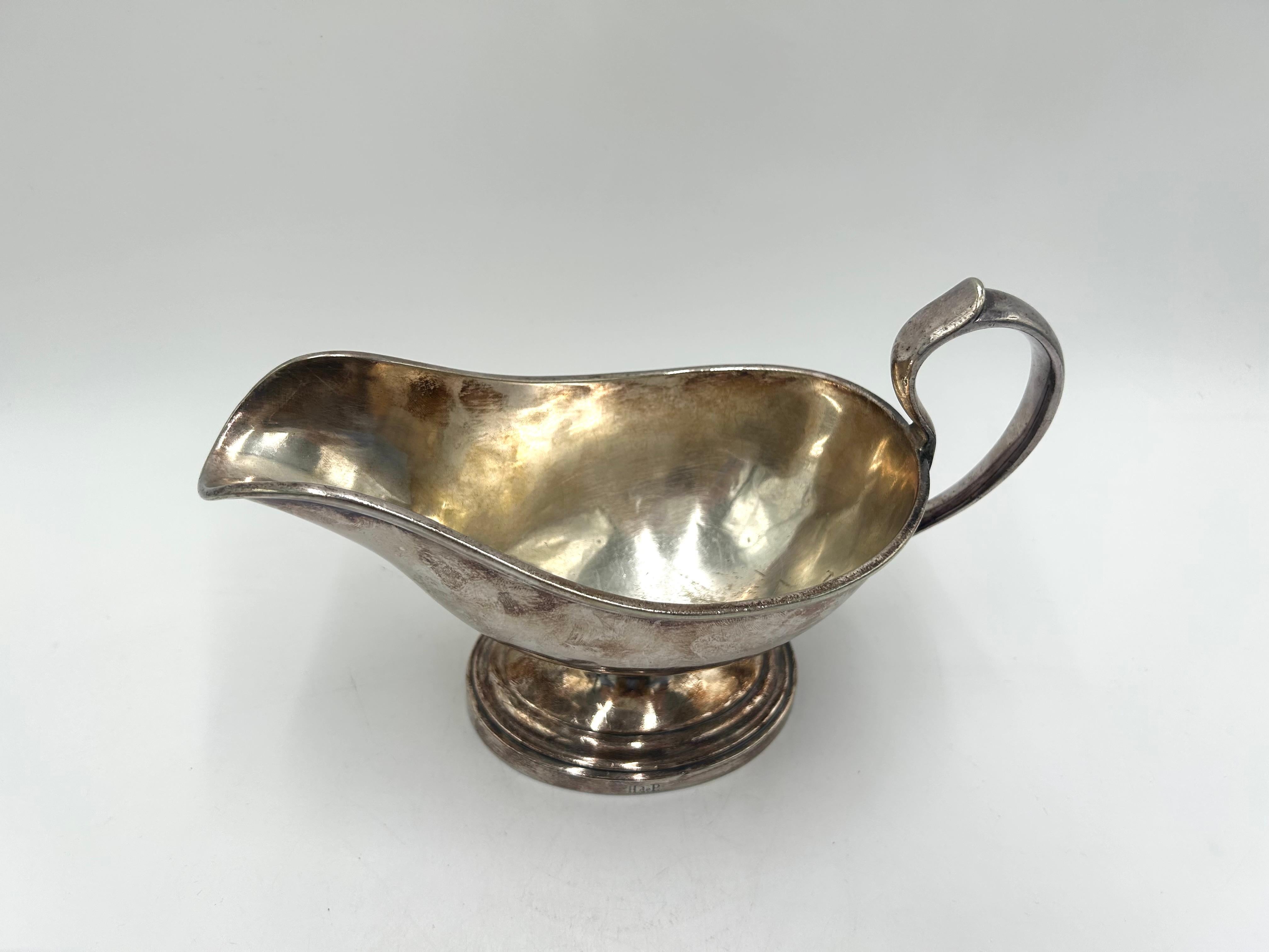 Beautiful silver plated sauce boat

The only signature based on HdeP.

Very good condition - covered with patina

height 16cm width 23.5cm depth 11cm