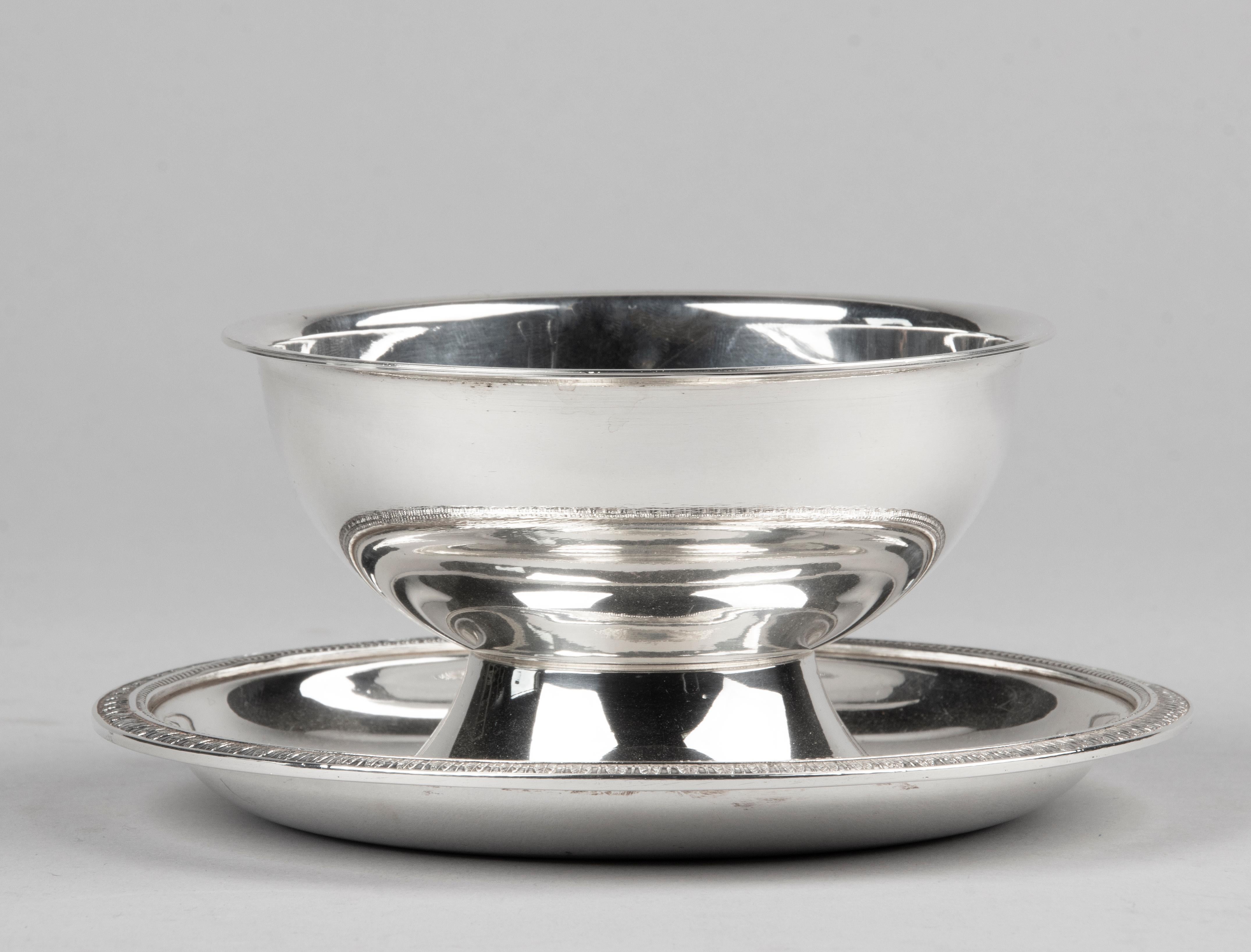 Beautiful silver plated sauce bowl with fixed saucer by the French brand Christofle. This bowl is from the Malmaison series. The bowl looks like it has hardly been used, it is in top condition. Comes with an original Christofle fabric bag for