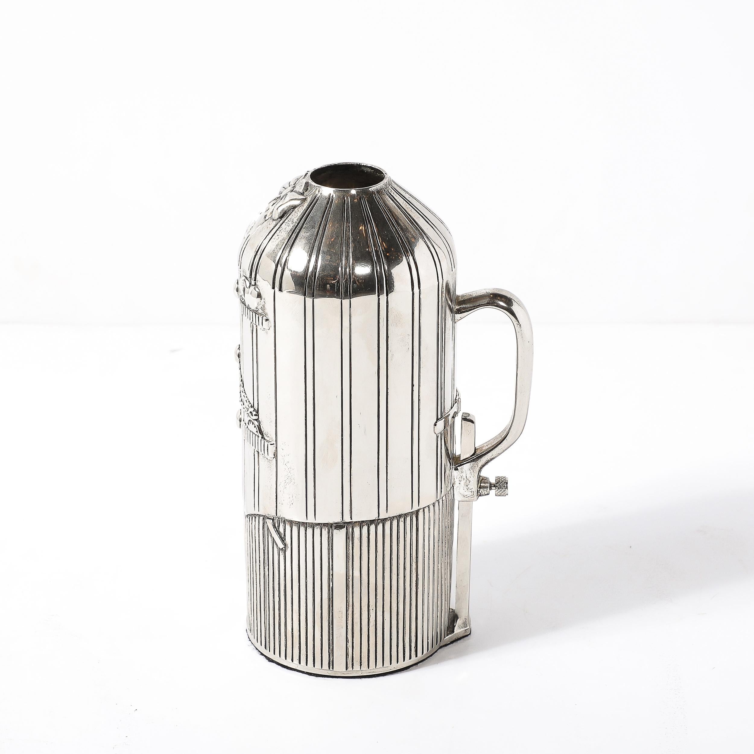 Dieser charmante versilberte Weinflaschenhalter stammt aus den Vereinigten Staaten aus dem 20. Das komplizierte Design zeigt feine Details und Kunstfertigkeit, was es zu einer reizvollen und funktionellen Ergänzung der Sammlung eines jeden