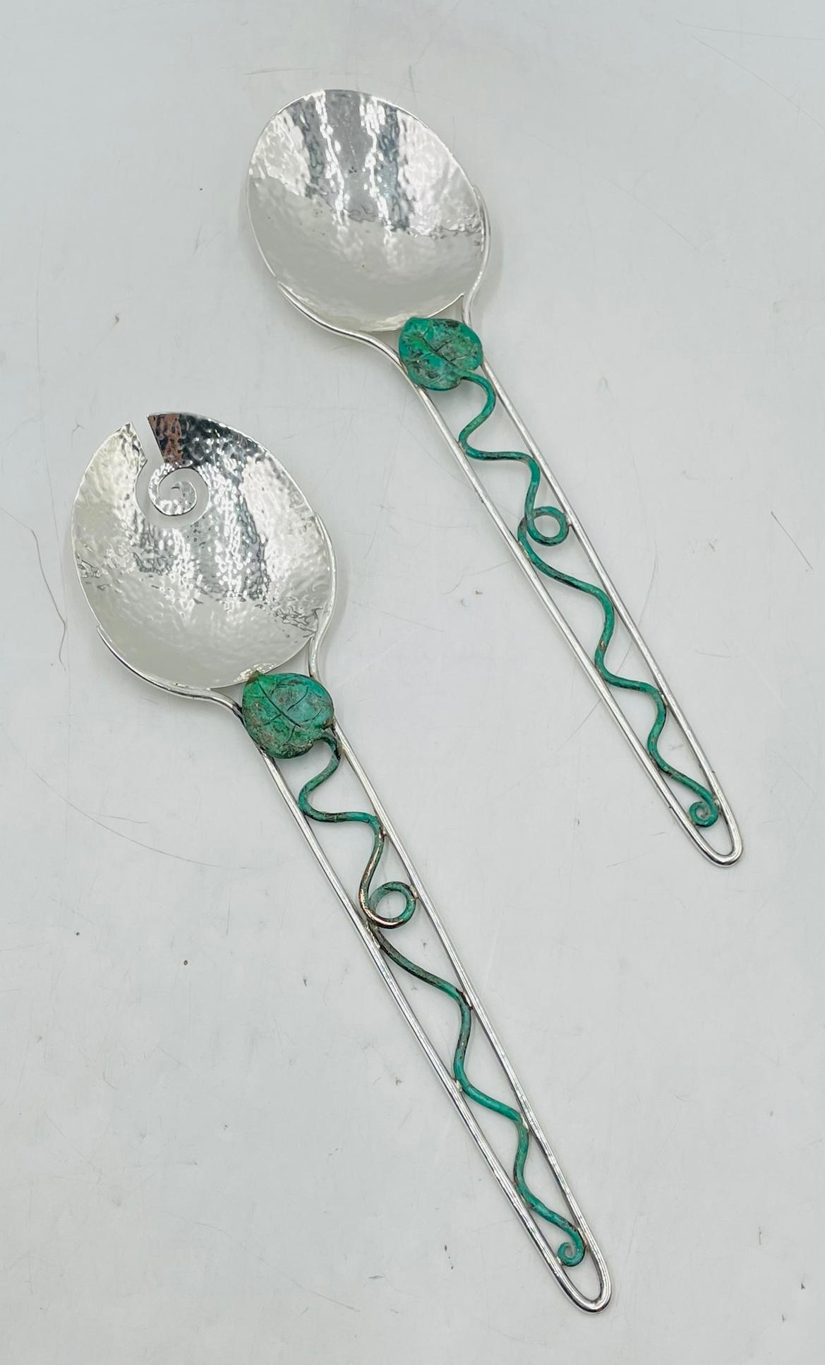 Eleva la tua esperienza culinaria con questi squisiti utensili da portata placcati in argento progettati e realizzati a Taxco, in Messico, dalla rinomata artigiana messicana Emilia Castillo. 
Questi splendidi cucchiai presentano dettagli intricati,