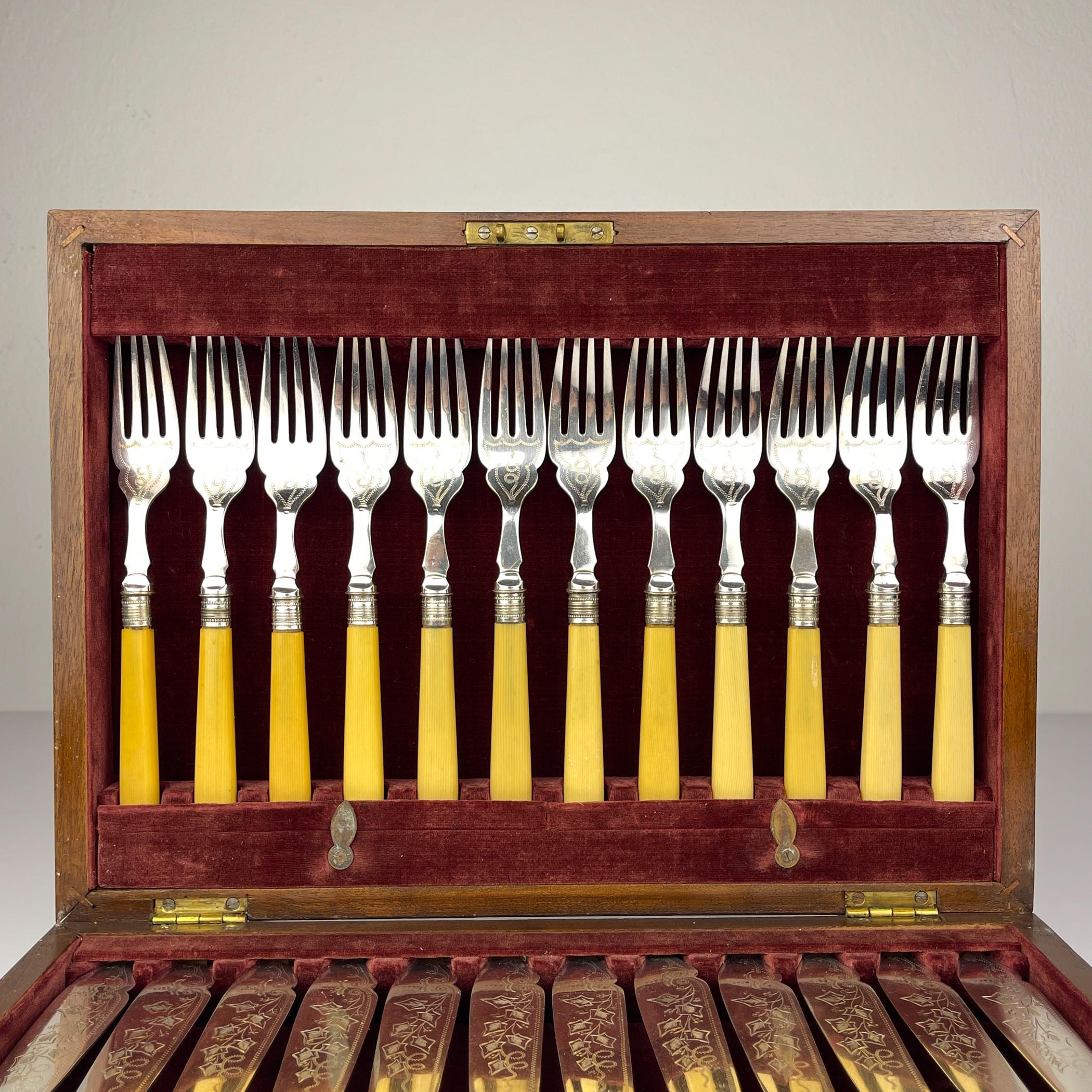 Silver Plated Set Fish Knifes & Forks for 12 people, Sheffield England, 1910s For Sale 6