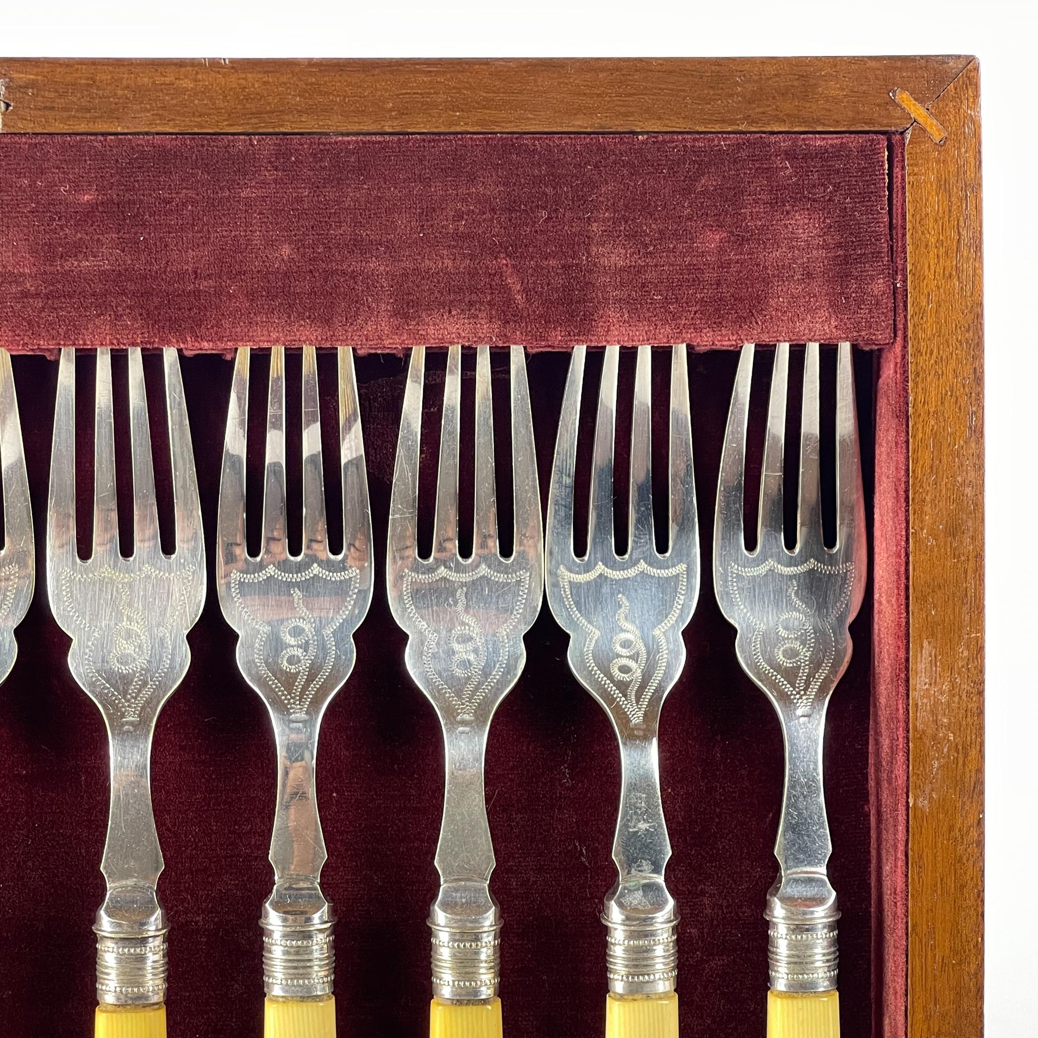 Silver Plated Set Fish Knifes & Forks for 12 people, Sheffield England, 1910s For Sale 10