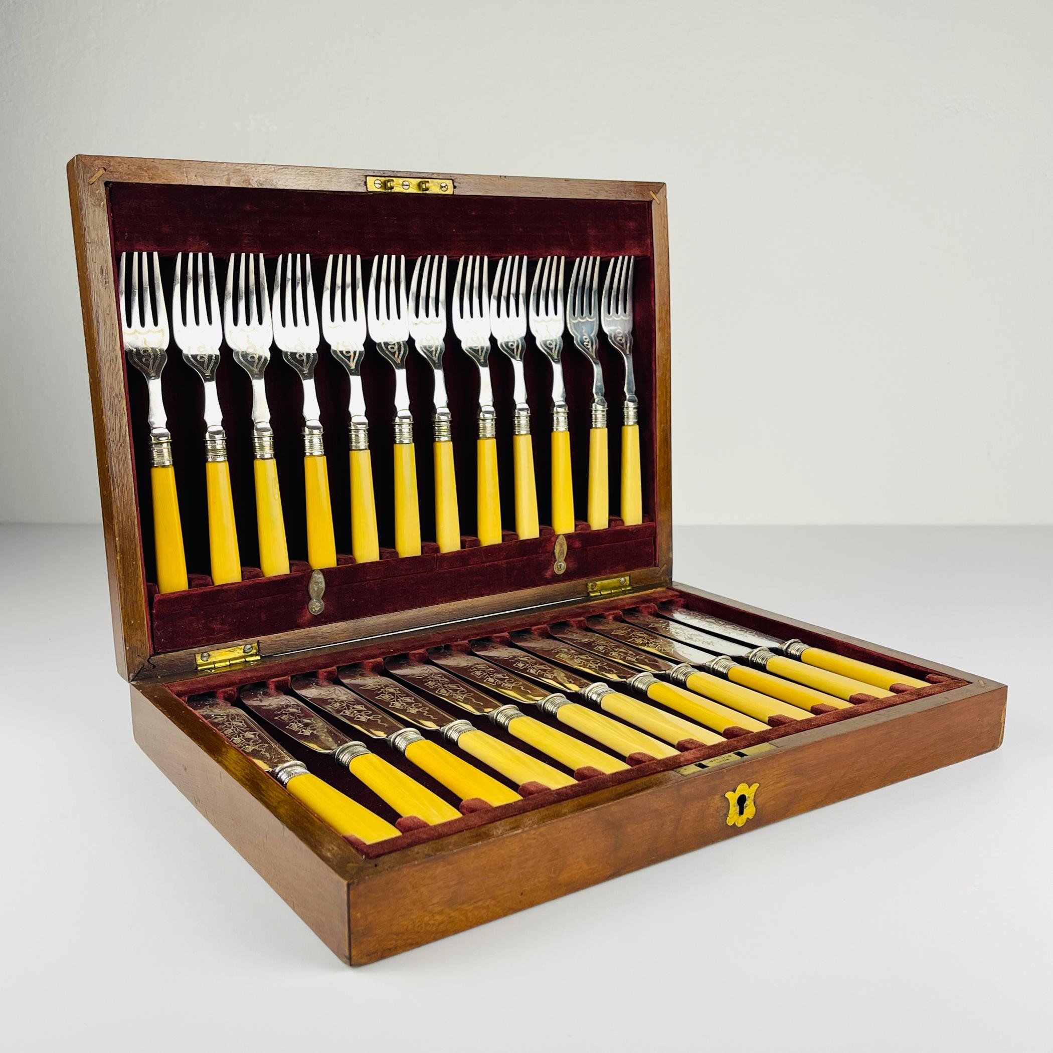Victorian Silver Plated Set Fish Knifes & Forks for 12 people, Sheffield England, 1910s For Sale
