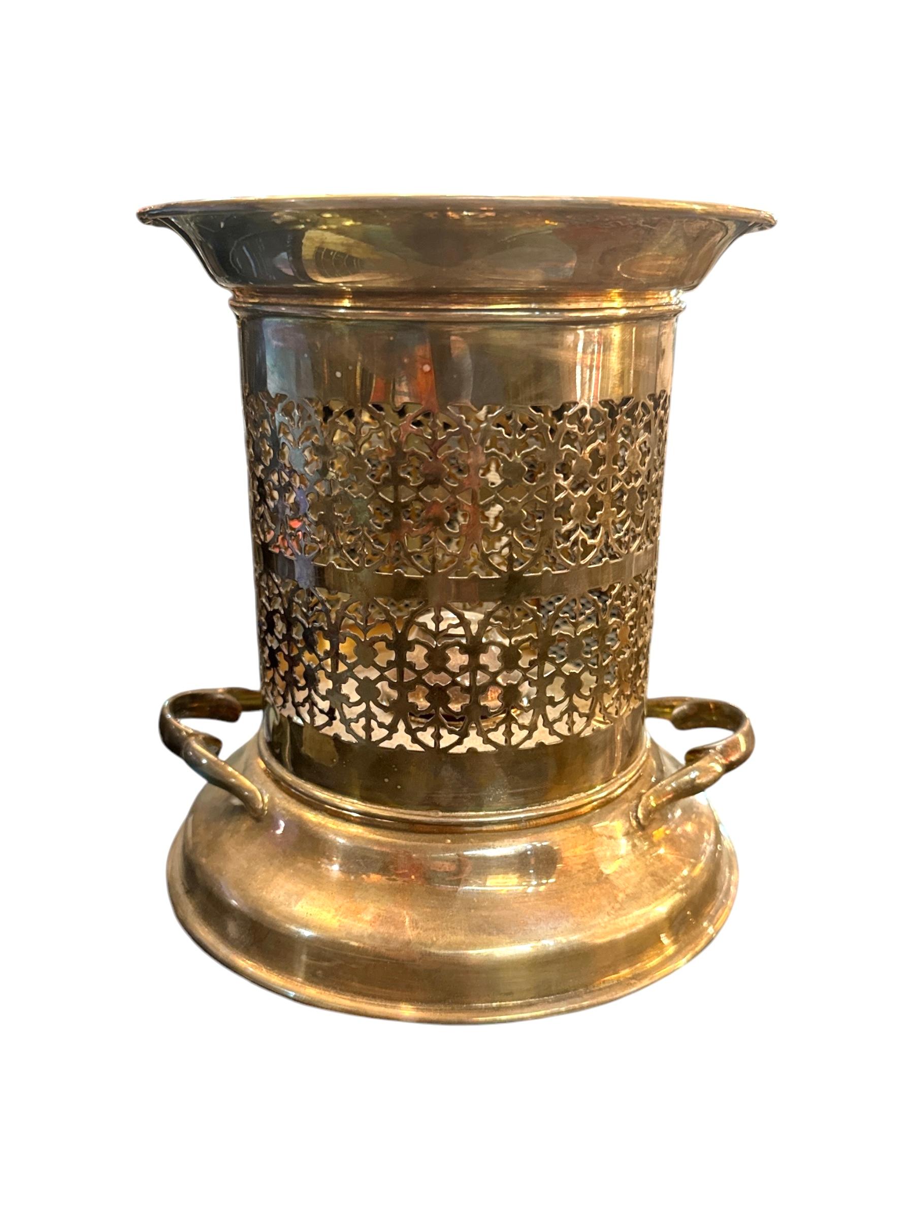 Eleva la tua esperienza culinaria con il bruciavivande Sheffield placcato in argento, un'aggiunta sofisticata e funzionale a qualsiasi tavola. Realizzato con precisione ed eleganza, questo bruciatore per alimenti presenta un'elegante finitura