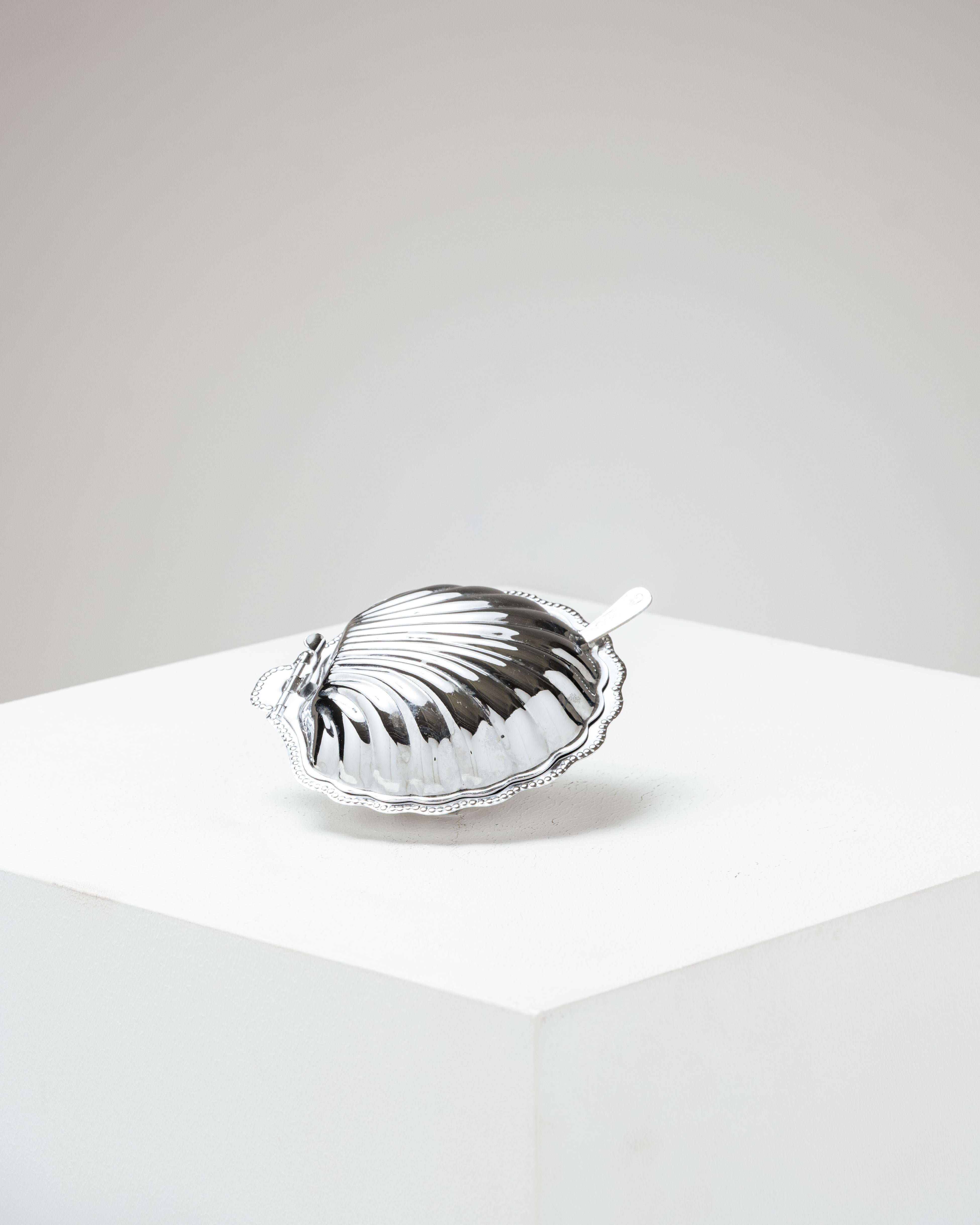 Silver-plated shell butter dish, 1970s In Good Condition For Sale In PARIS, FR
