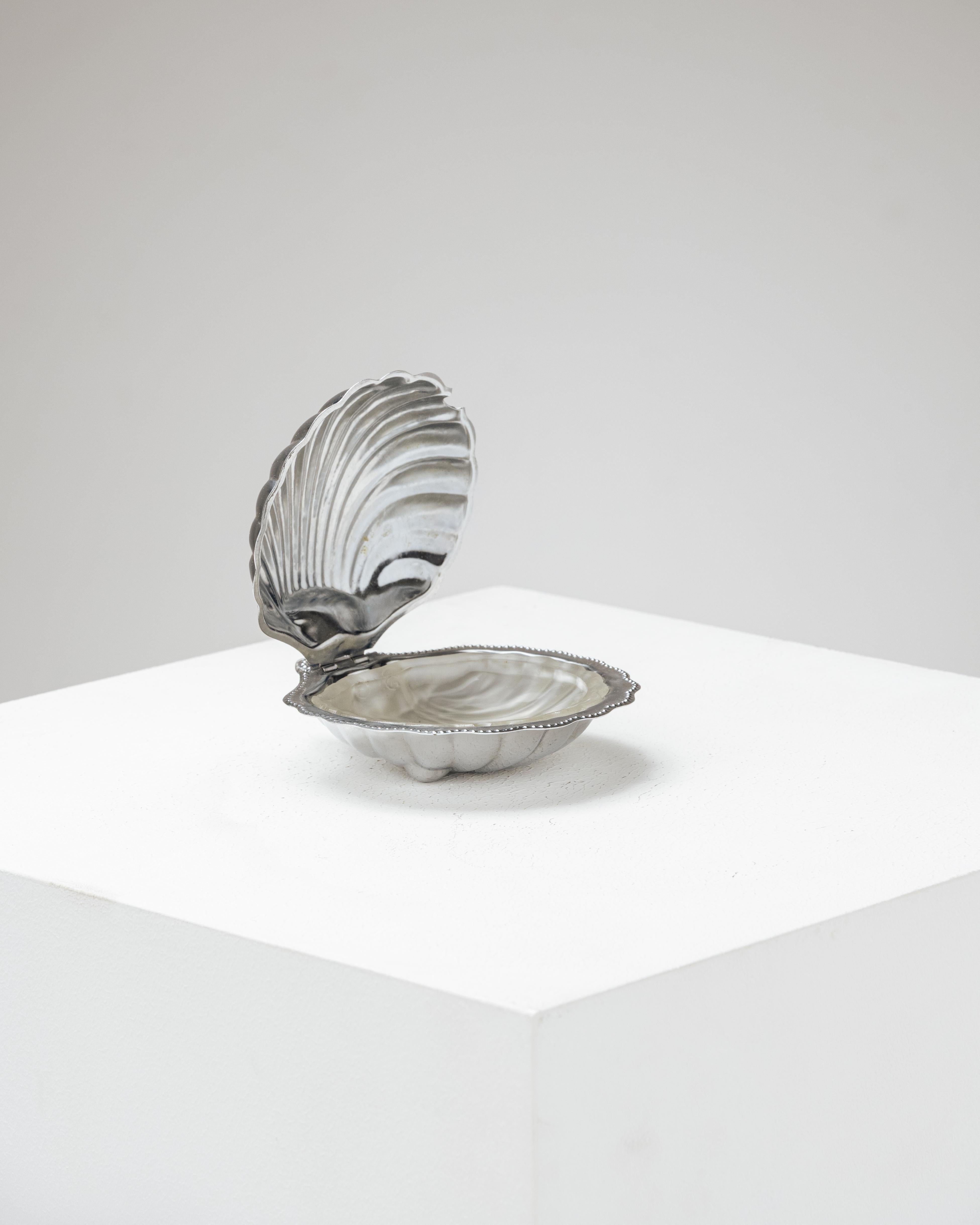 Silver-plated shell butter dish, 1970s In Good Condition For Sale In PARIS, FR