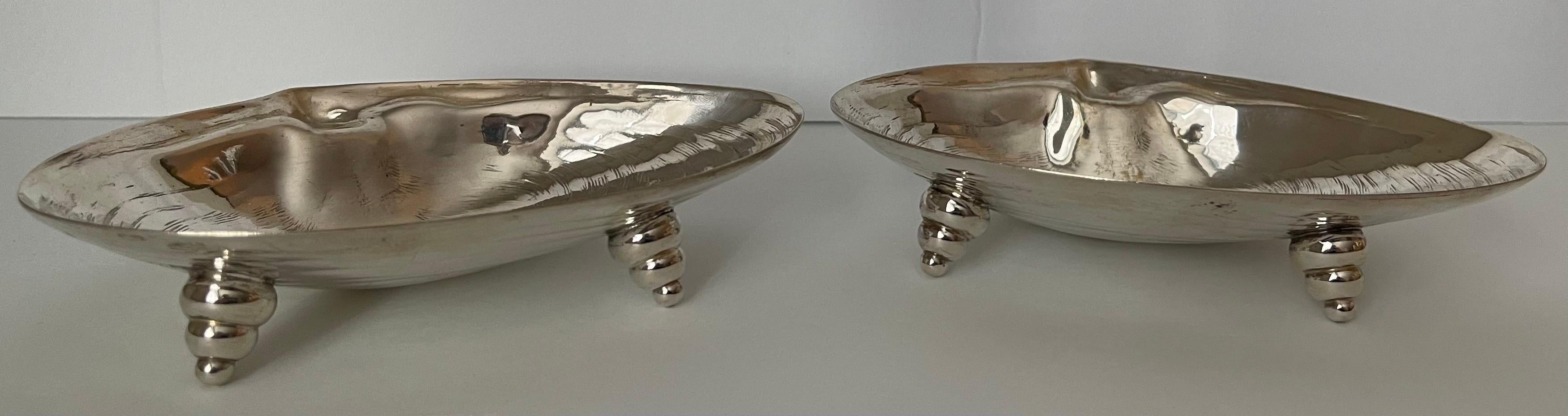 Américain Paire de bonbonnières ou cendriers en forme de coquille en métal argenté en vente