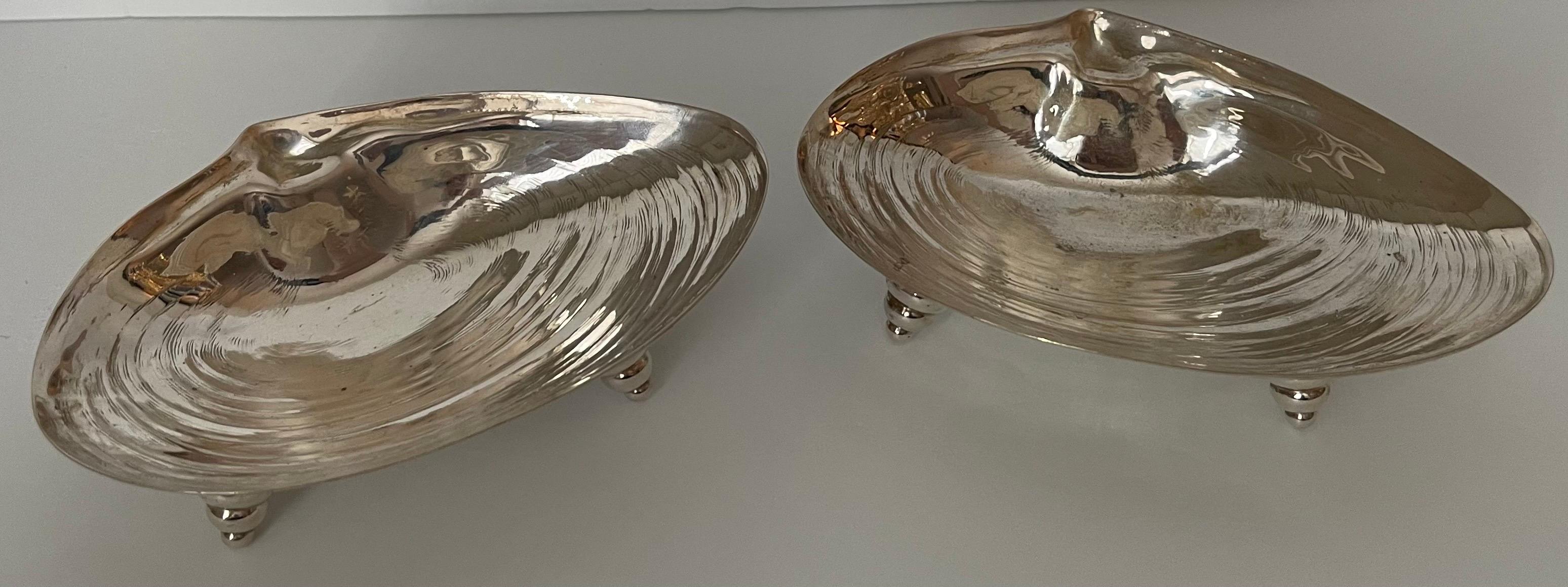Paire de bonbonnières ou cendriers en forme de coquille en métal argenté Bon état - En vente à Stamford, CT
