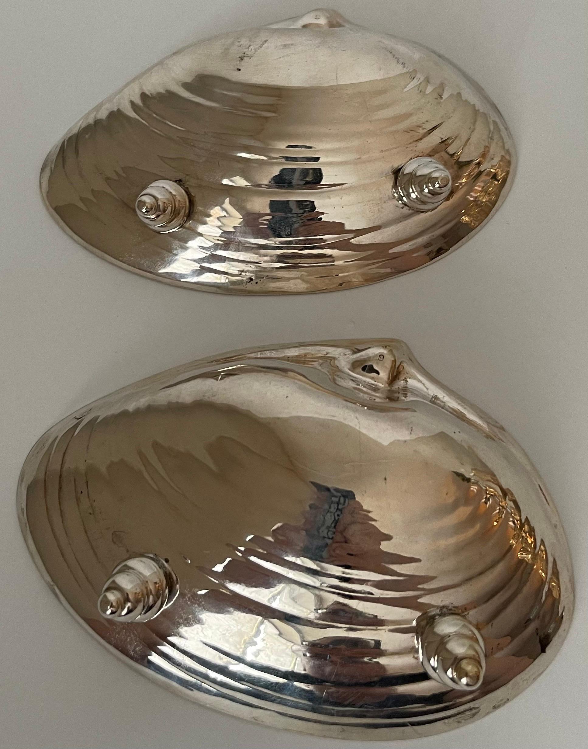 Paire de bonbonnières ou cendriers en forme de coquille en métal argenté en vente 1