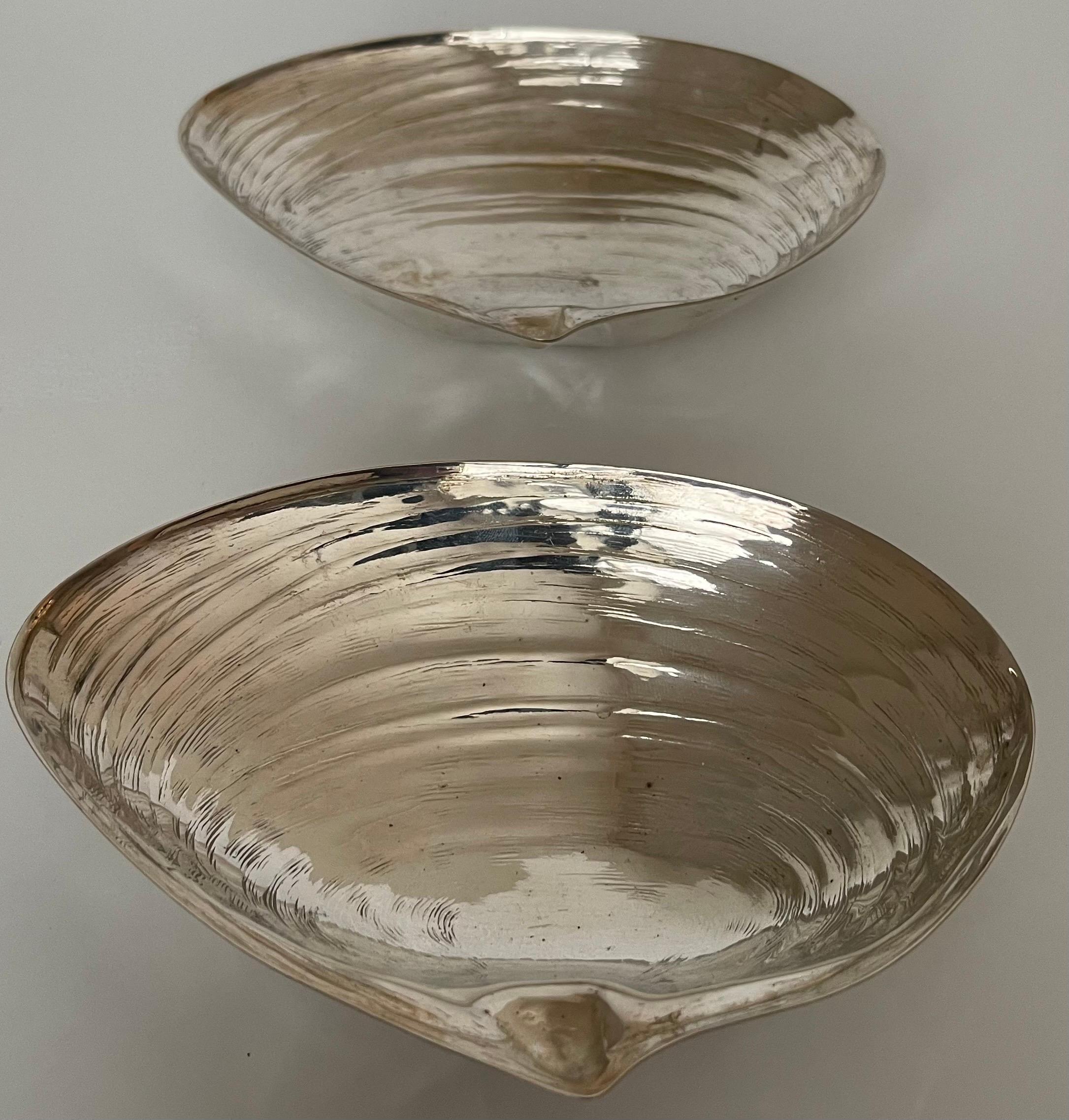 Paire de bonbonnières ou cendriers en forme de coquille en métal argenté en vente 2