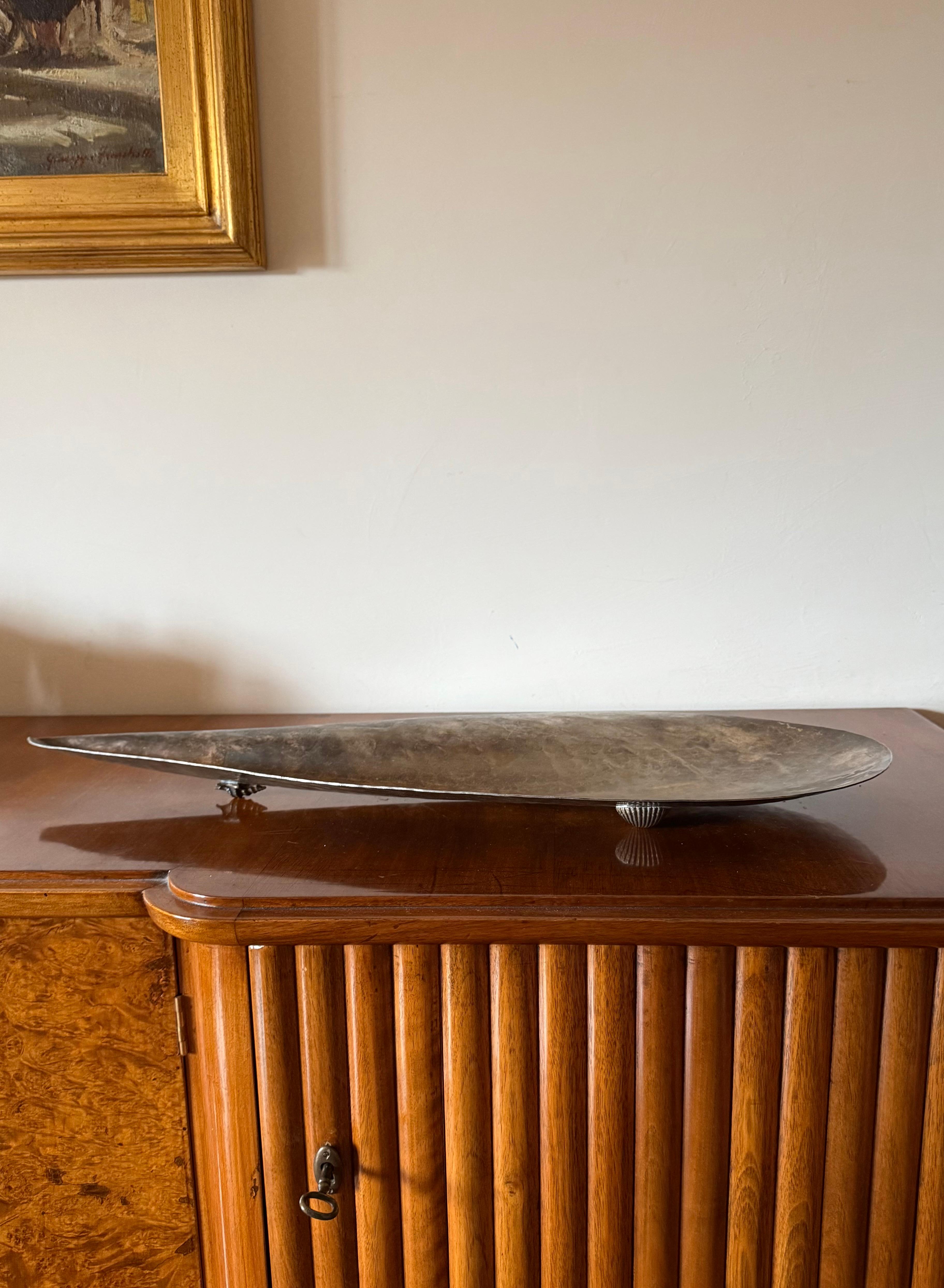 Grande ciotola/centrotavola a forma di conchiglia placcata in argento 

Renato Raddi, Firenze Italia anni '70

engraved mark

4 cm H. H.  65 × 27 cm 

Condizioni: eccellenti, coerenti con l'età e l'uso. Patina meravigliosa.