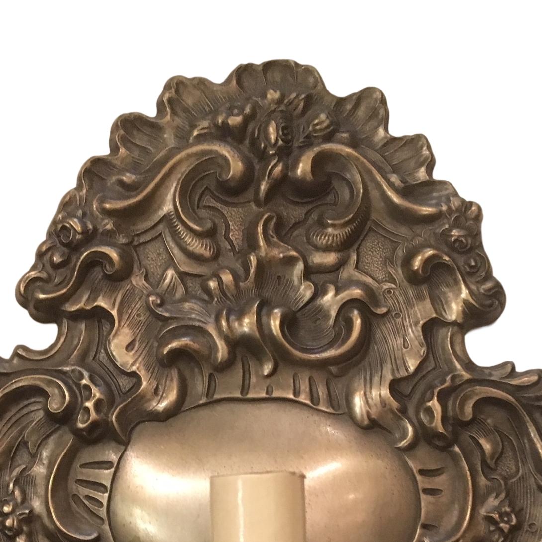 Coppia di appliques italiane a luce singola placcate in argento degli anni '20 circa, con decorazioni a motivo di volute sul corpo.

Misure:
Altezza 10,5?
Profondità 3,5?
Larghezza 8?