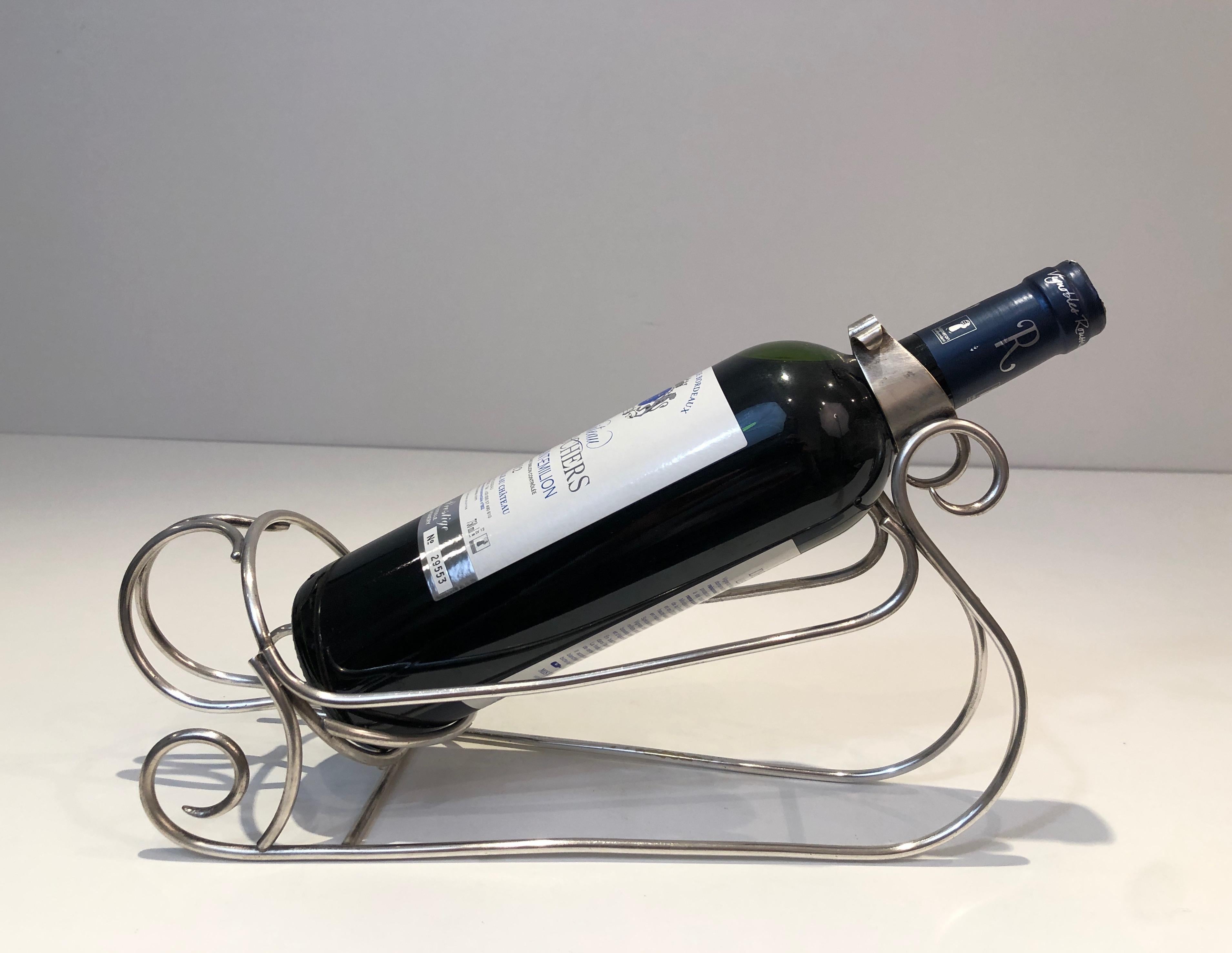 Dieser Schlittenflaschenhalter ist aus versilbertem Material. Es handelt sich um ein französisches Werk aus der Zeit um 1930.