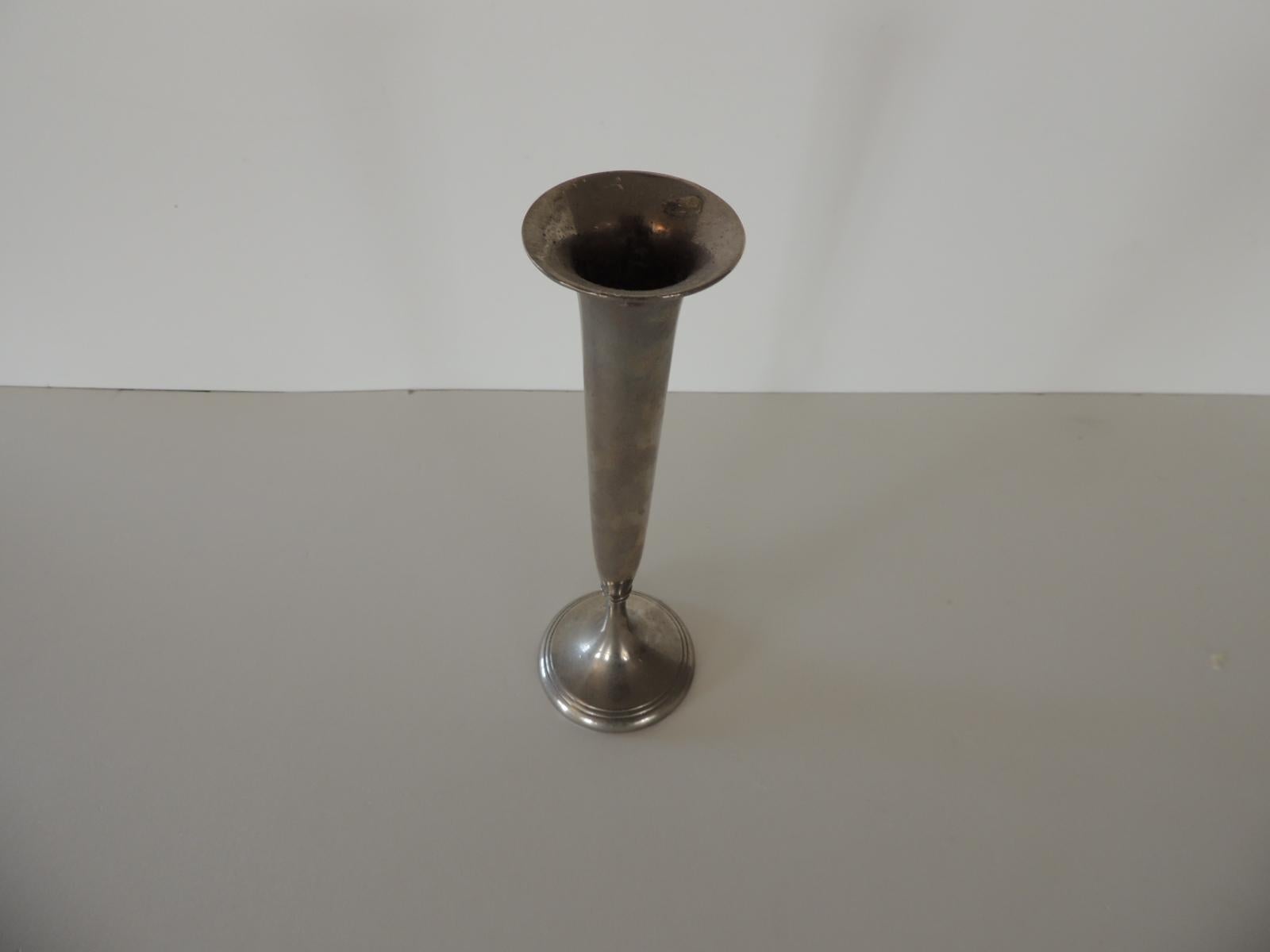 Silver plated small bud vase.
Size: 2