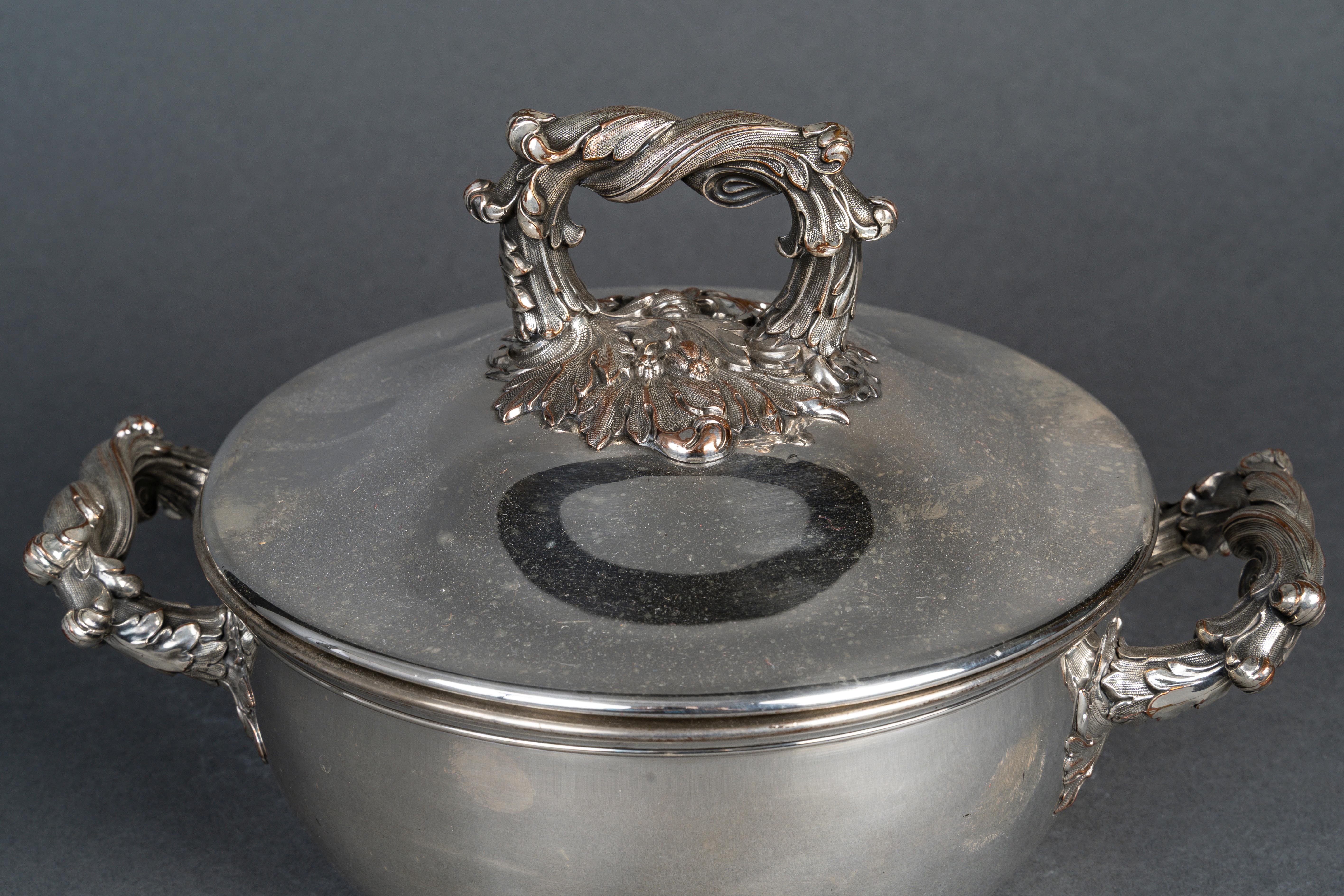 Soupière en argent plaqué, XIXe siècle, période Napoléon III.

Soupière du XIXe siècle d'époque Napoléon III, en métal argenté avec intérieur.
H : 17 cm, L : 27 cm, D : 20 cm