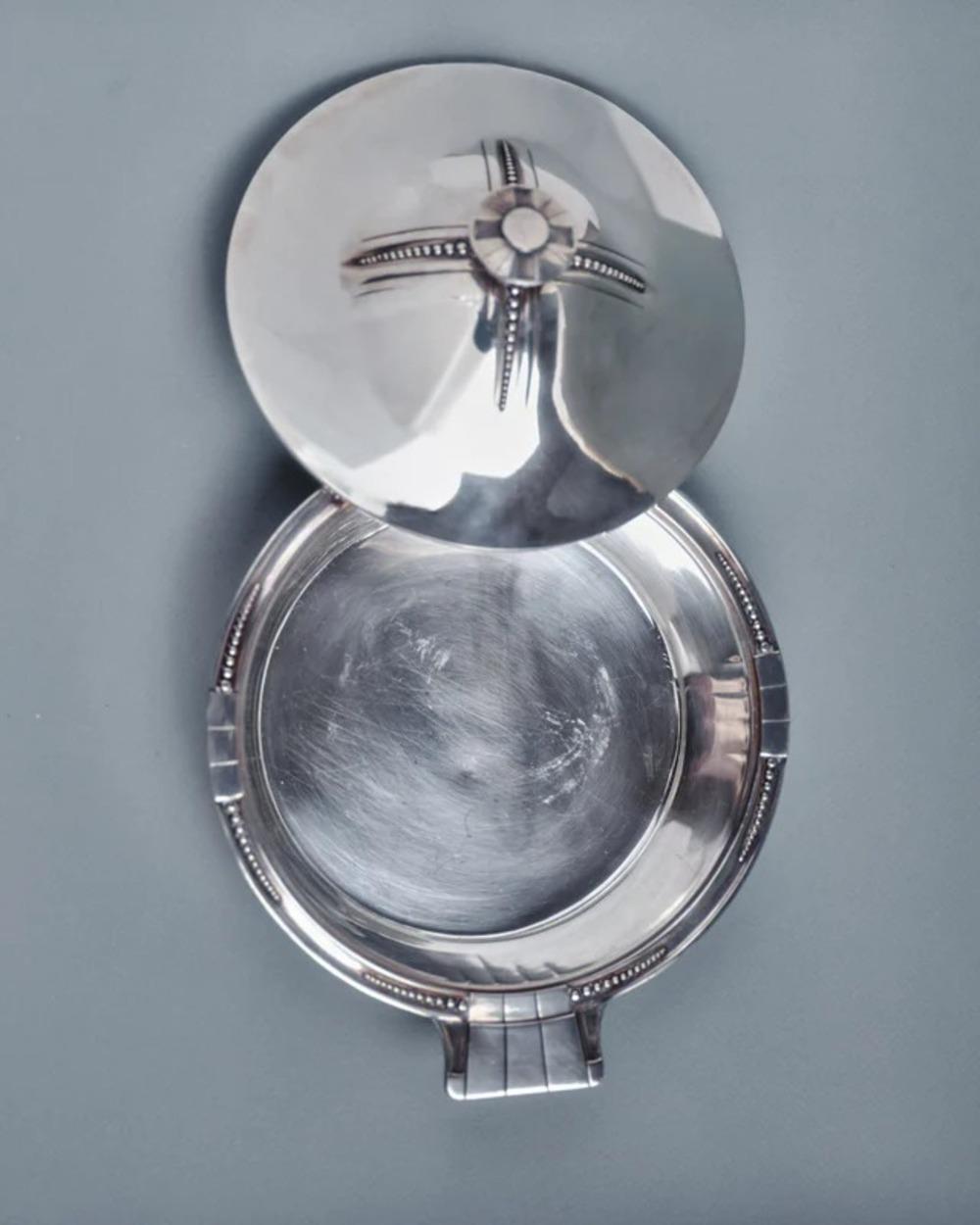 Art déco Soupière en métal argenté de Samuel Askenfeld en vente