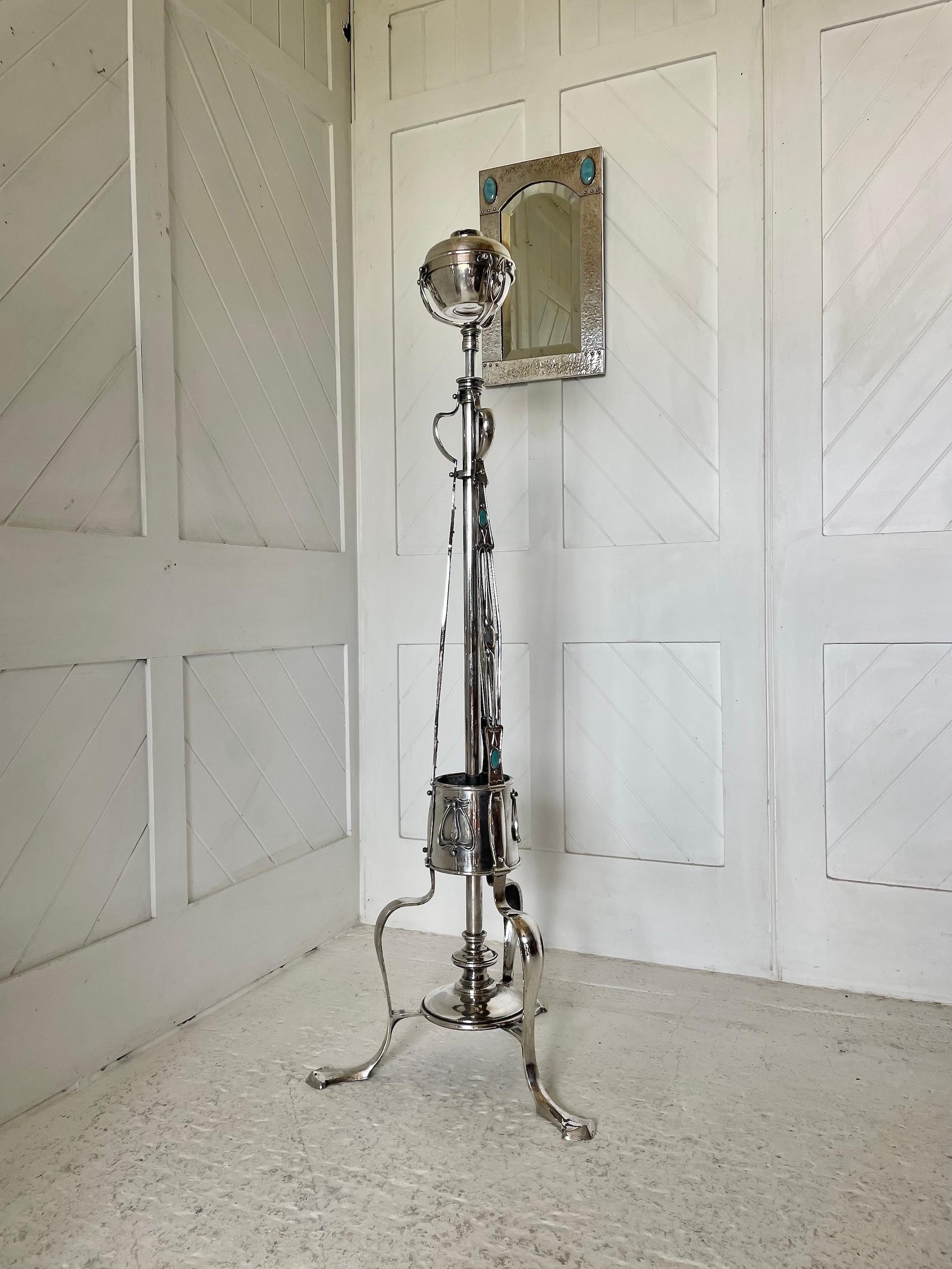 Lampada standard Arts & Crafts placcata in argento

Con decorazioni traforate e in rilievo

Sei placche ovali in smalto turchese incastonato 

Serbatoio dell'olio di Hinks

Circa 1900

In attesa della conversione e dell'ombra

Altezza 151 cm. 