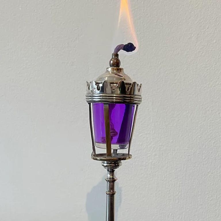 Modèle de lampadaire, avec un réservoir en verre pour les alcools mentholés. Plaque d'argent.
Anglais vers 1880.
Mesure : H 20cm.