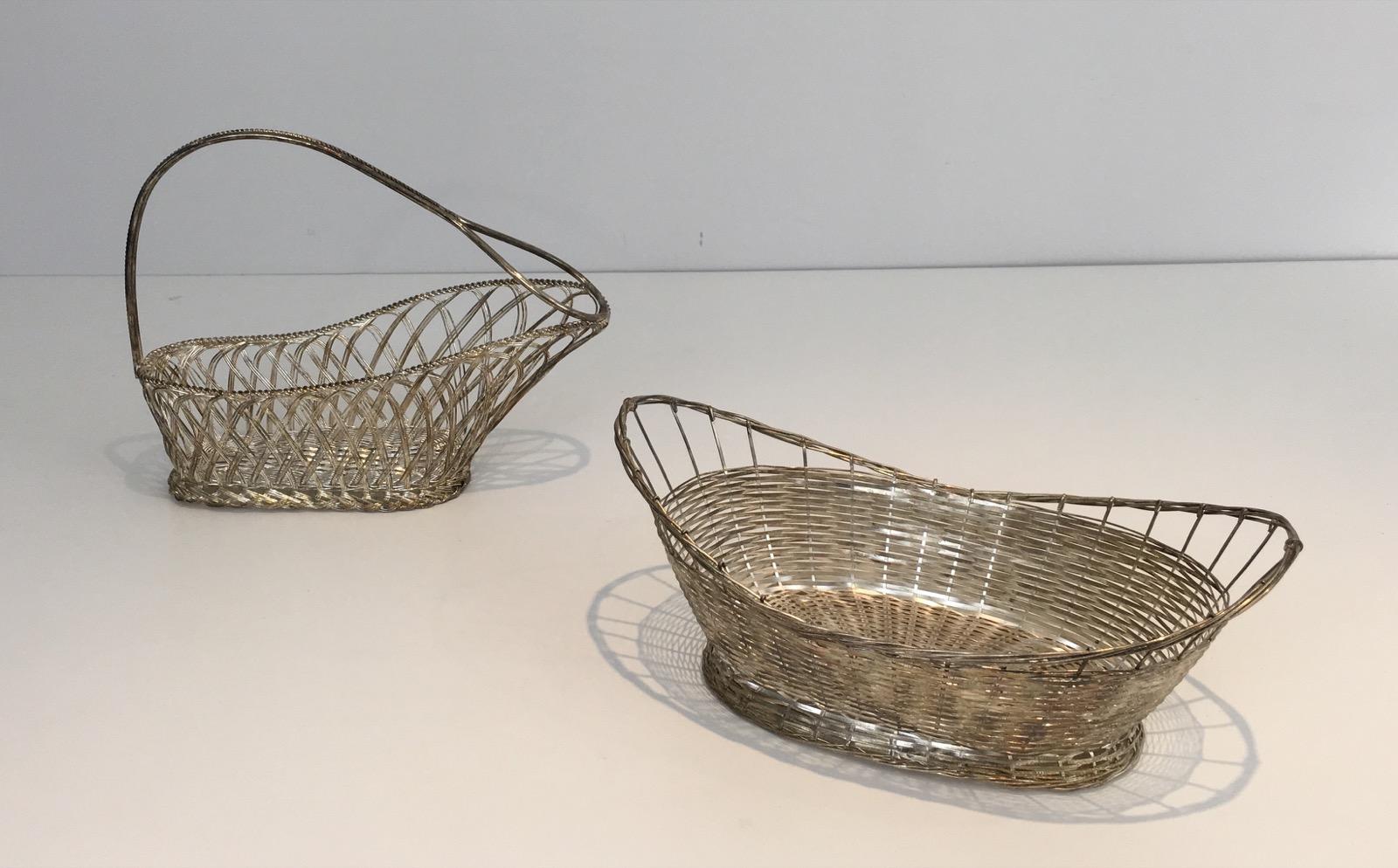 Diese Flaschenhalter und Körbe sind aus versilberten Bändern gefertigt. Auf Wunsch können sie auch separat verkauft werden. Französisch. Dies ist ein schönes französisches Werk, um 1960.