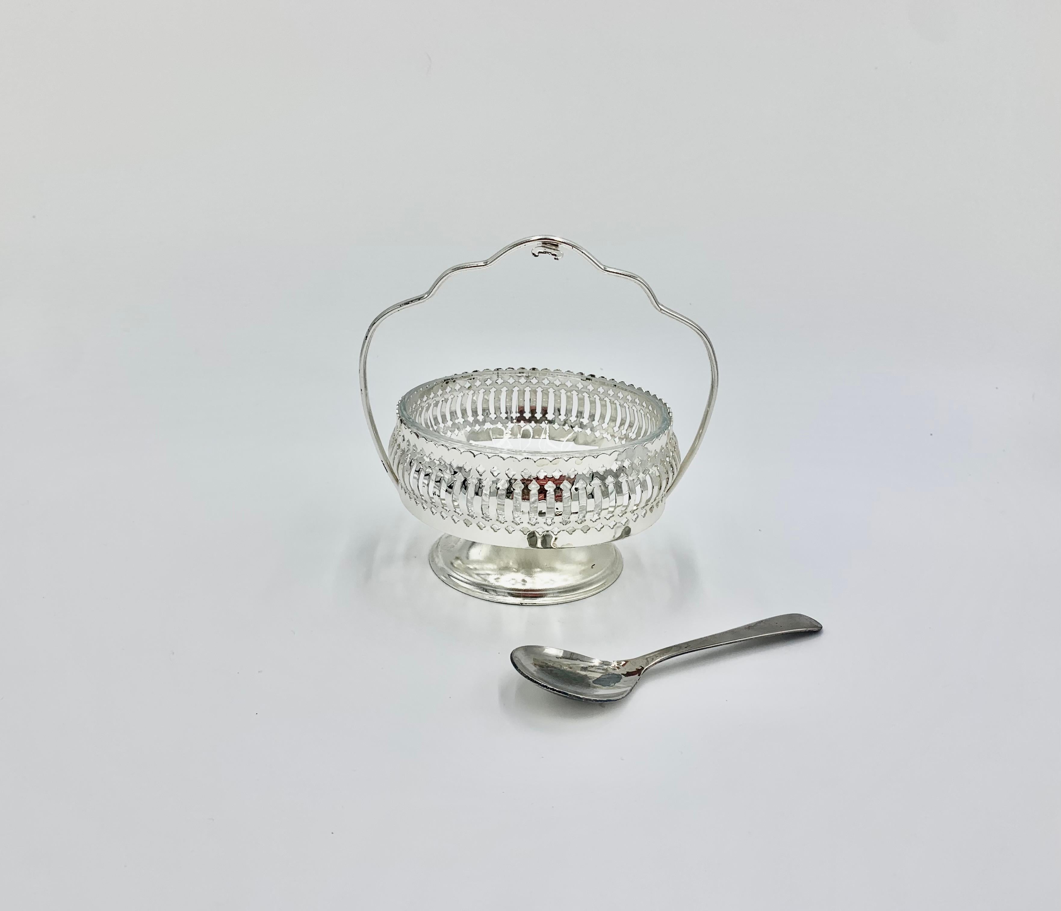 Sucrier et épice Mayell en métal argenté. Sucrier avec porte-cuillère et insert en verre. Une cuillère est incluse. Très bon état :

Mesure : hauteur 14 cm / diamètre 11 cm.