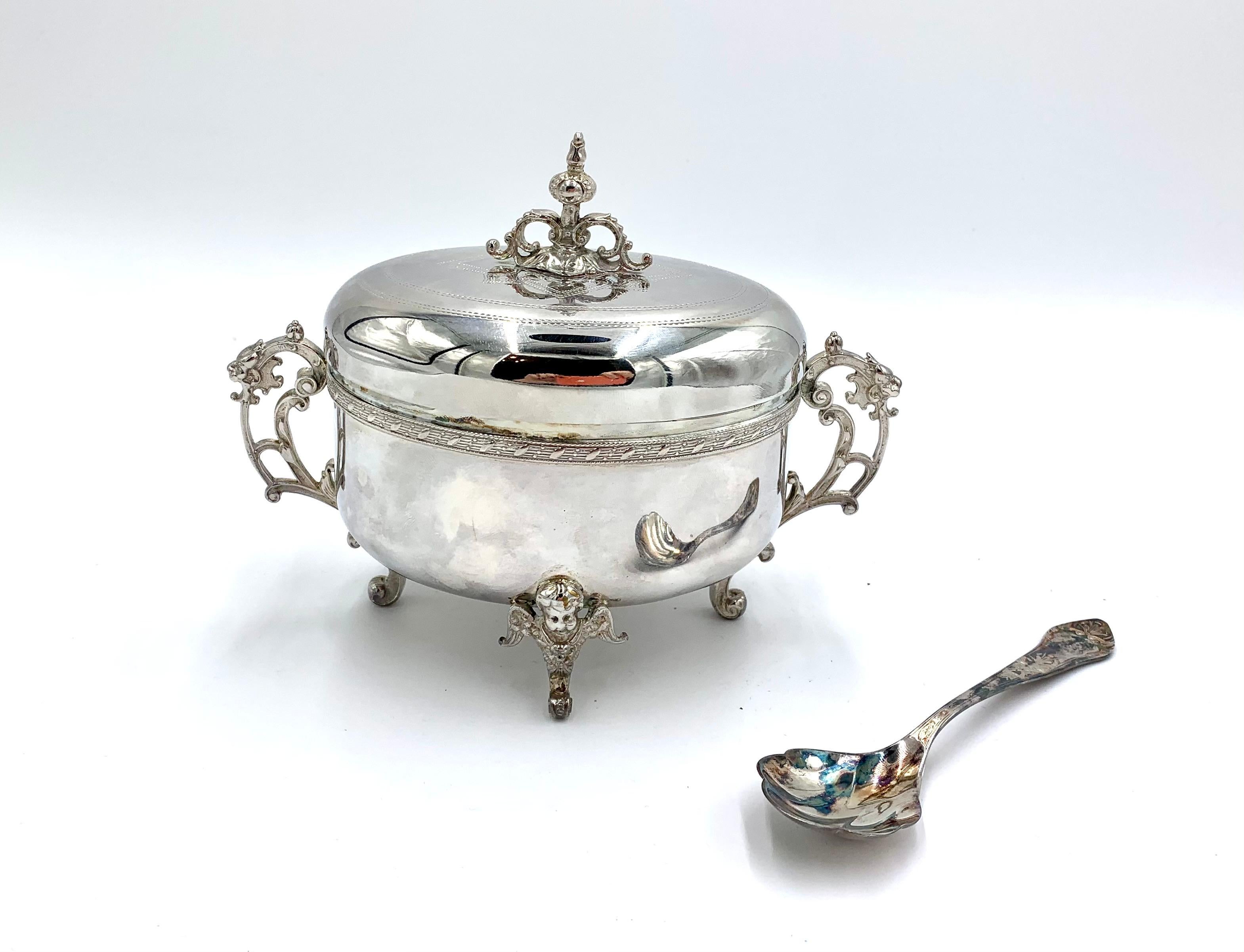A silver-plated oval sugar bowl rested on four legs.

Decorated with a horizontal stripe on the body and a rosette on the lid.

Fraget pattern, very good condition. The 60s / 70s.

Dimensions: height with a lid: 14 cm, total width 20 cm, depth