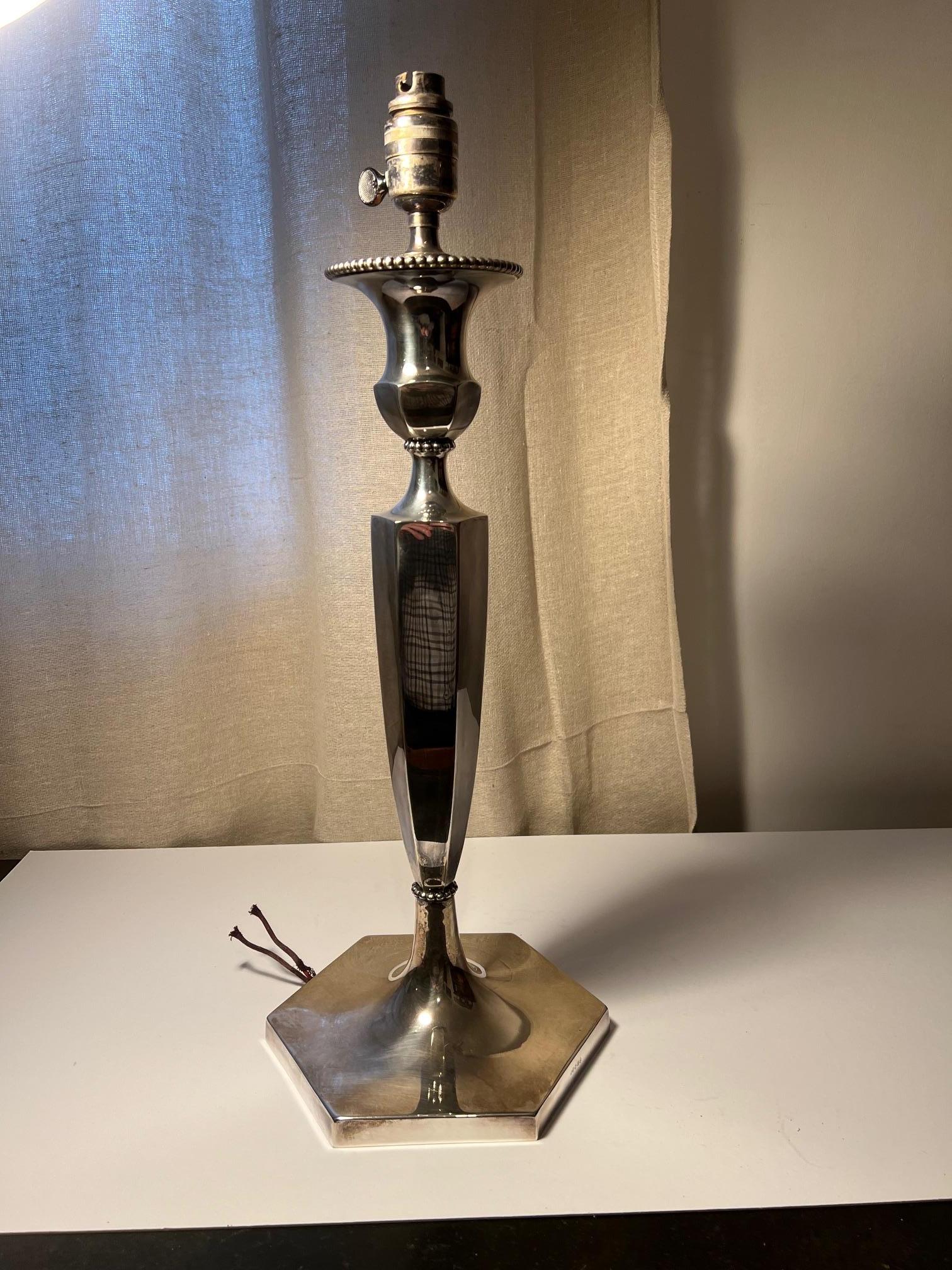 Exceptionally tall & stunning silver plated table lamp to the Edwardian taste.

Marks for Hawksworth Eyre & co, Britannia plate to the base - see photo.

Made directly for electricity. Top quality.

Currently unwired, can be wired for anywhere