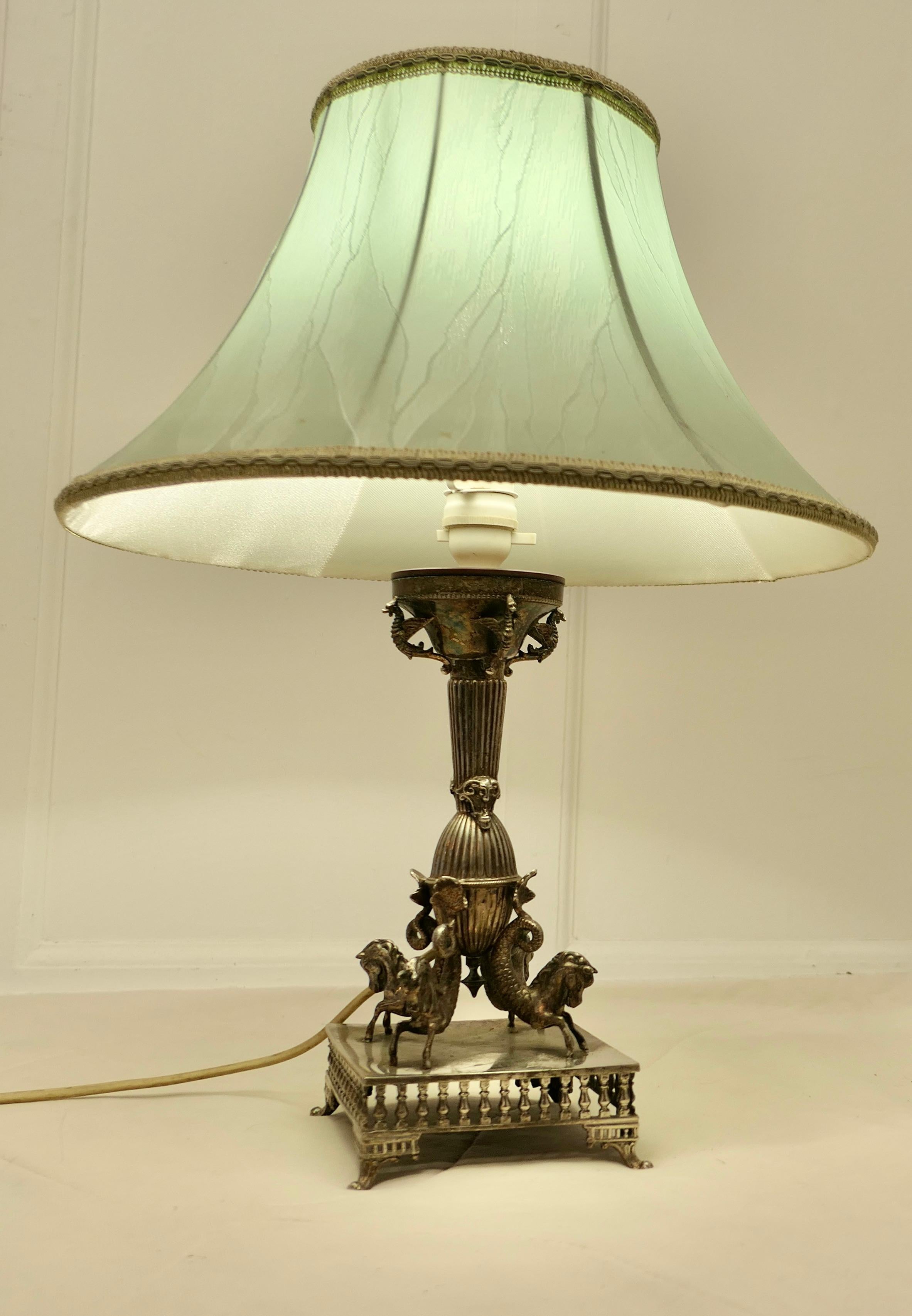 Lampe de table argentée avec personnages mythologiques

Il s'agit d'une pièce très inhabituelle, la lampe est en métal argenté lourd et fonctionne à l'électricité. A l'origine, elle devait être un centre de table ou un bougeoir.
Au bas du stand se