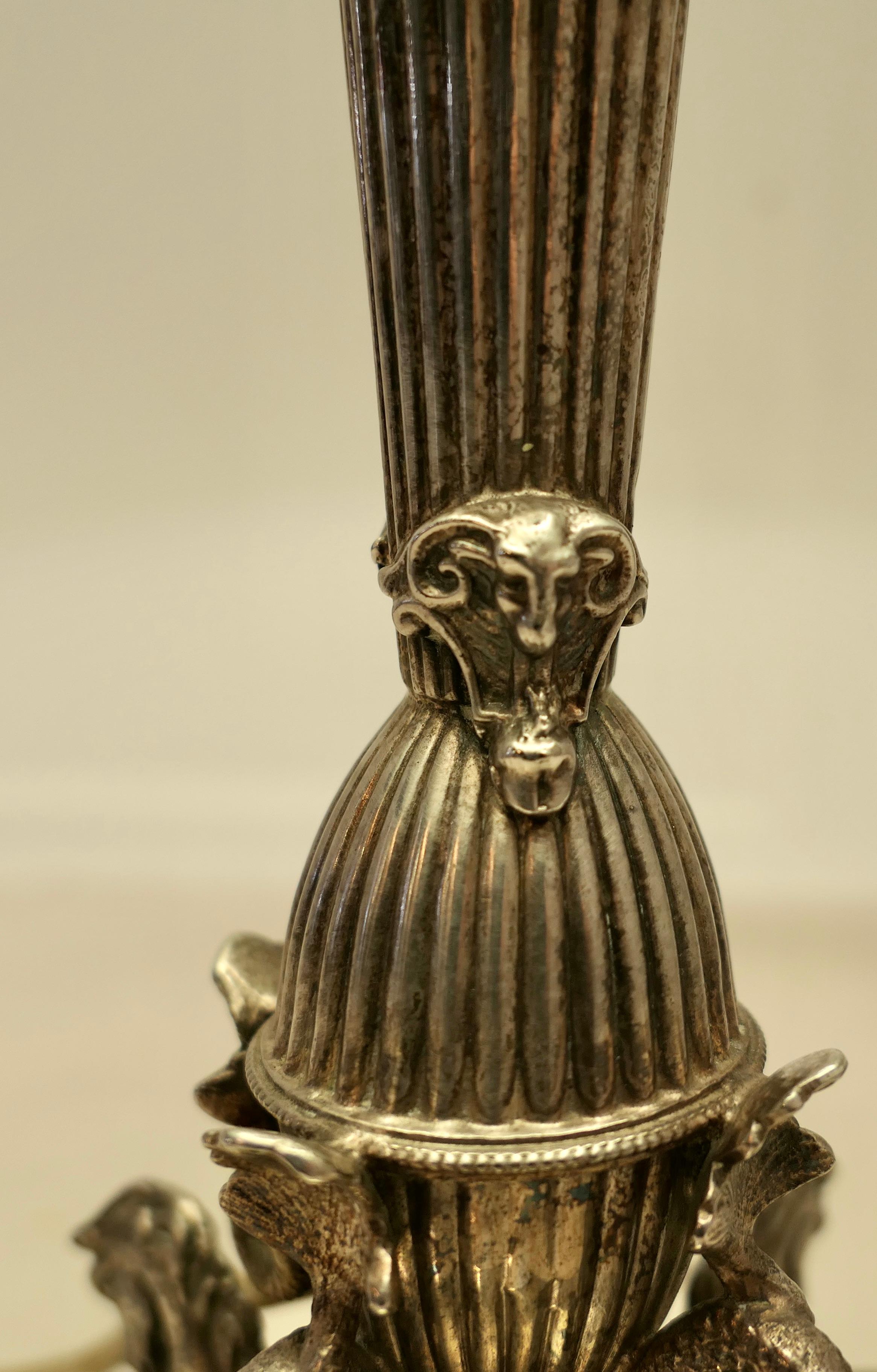 Fin du XIXe siècle Lampe de table en métal argenté avec caractères mythologiques en vente