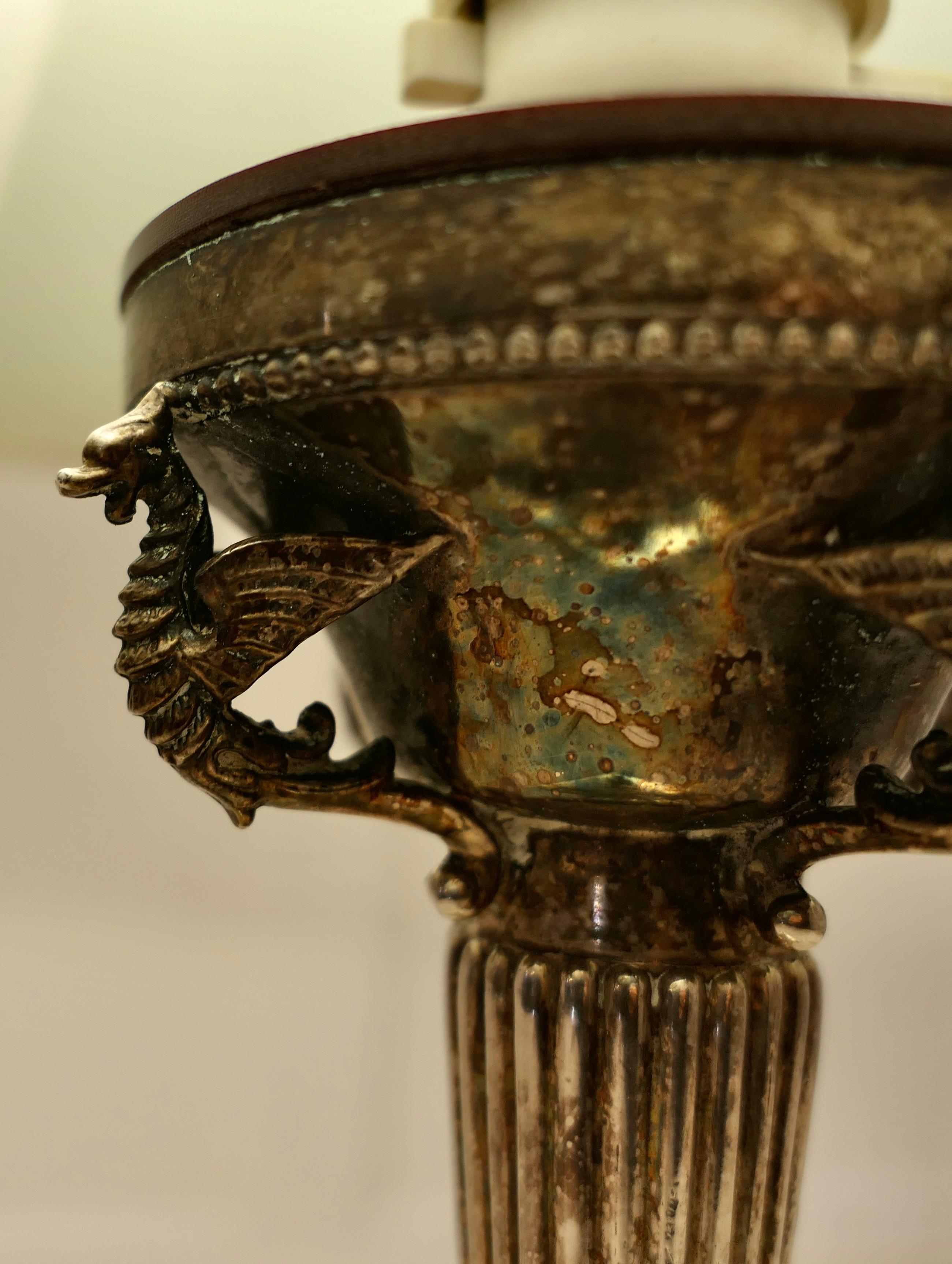 Plaqué argent Lampe de table en métal argenté avec caractères mythologiques en vente